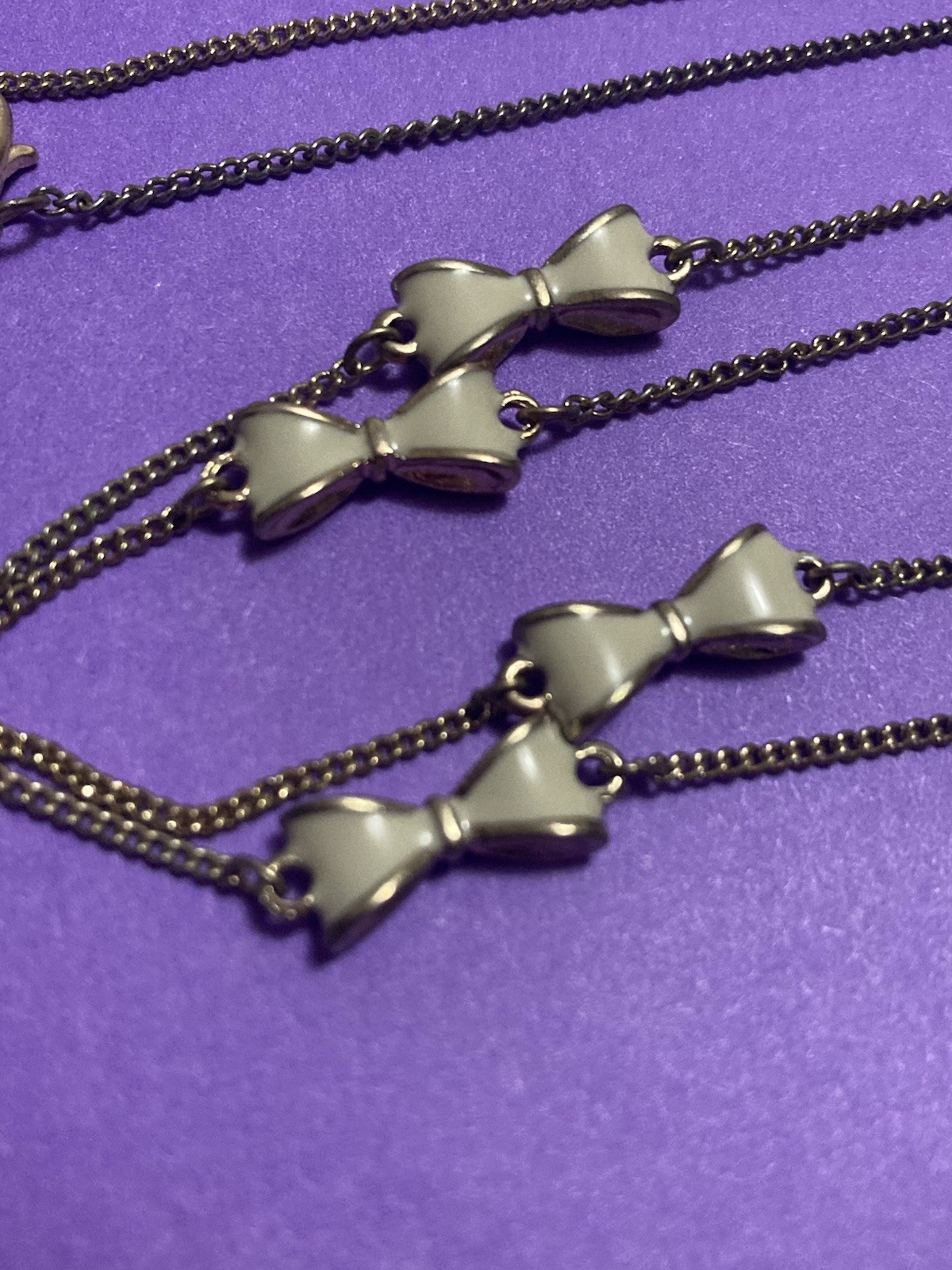 Gold Tone Necklace With White And Gold Toned Bows36 Inch