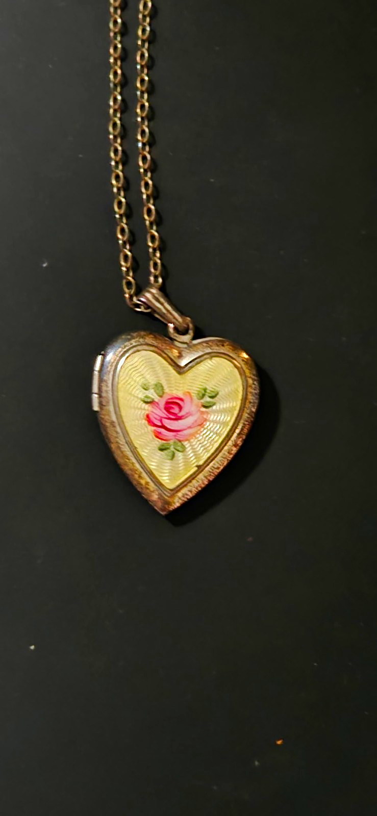 VINTAGE Gold Tone Heart Photo Locket Pendant Necklace Metal Chain Spring Ring