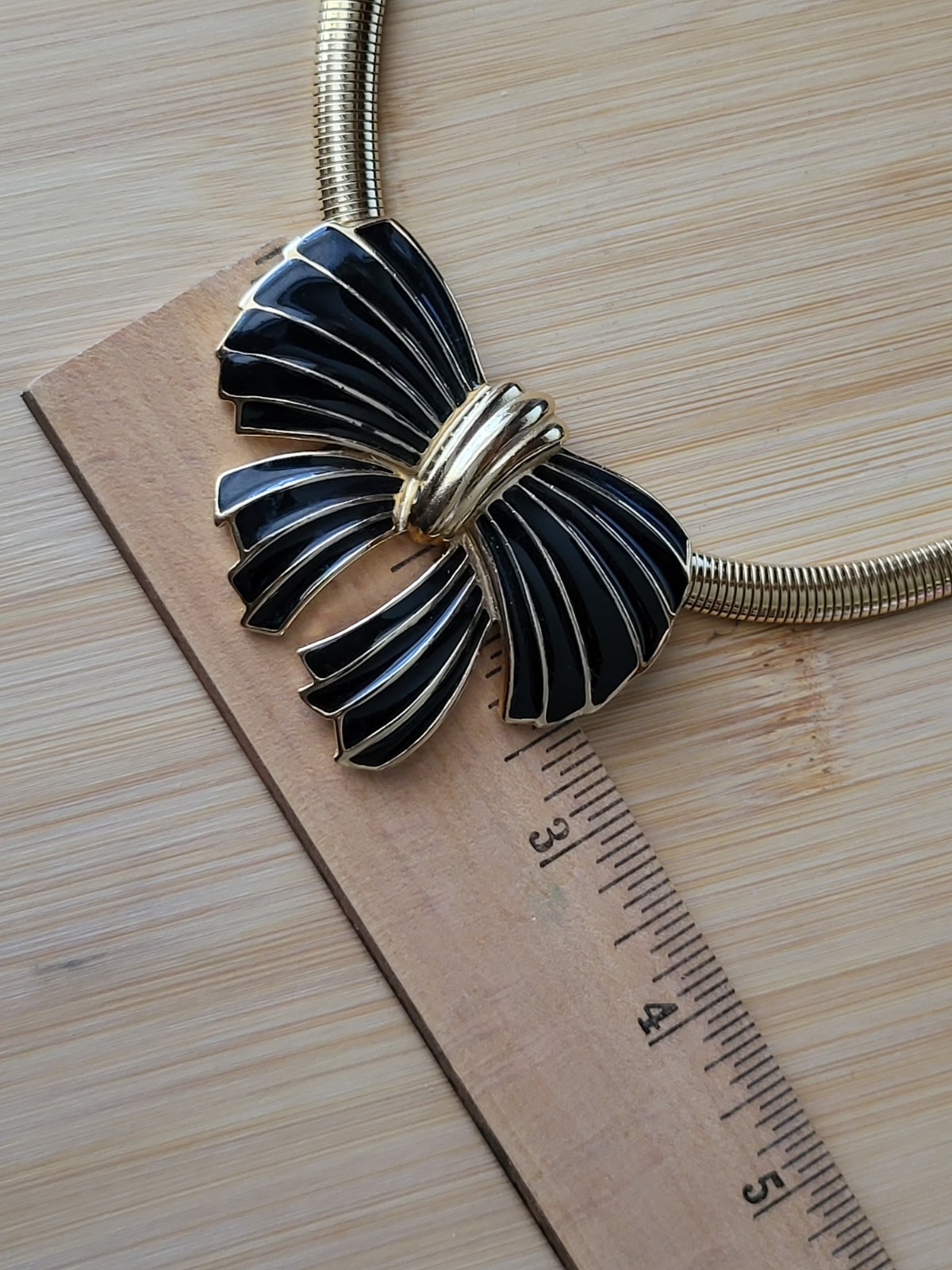 Vtg Trifari Gold Tone Black Enamel Bow Statement Necklace 17-3/4″