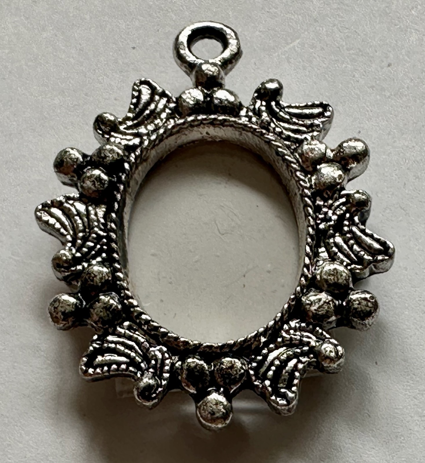 10 photograph FRAMES OVAL SILVER TONE CHARMS PENDANTS 10X15MM SPACE for PHOTOS