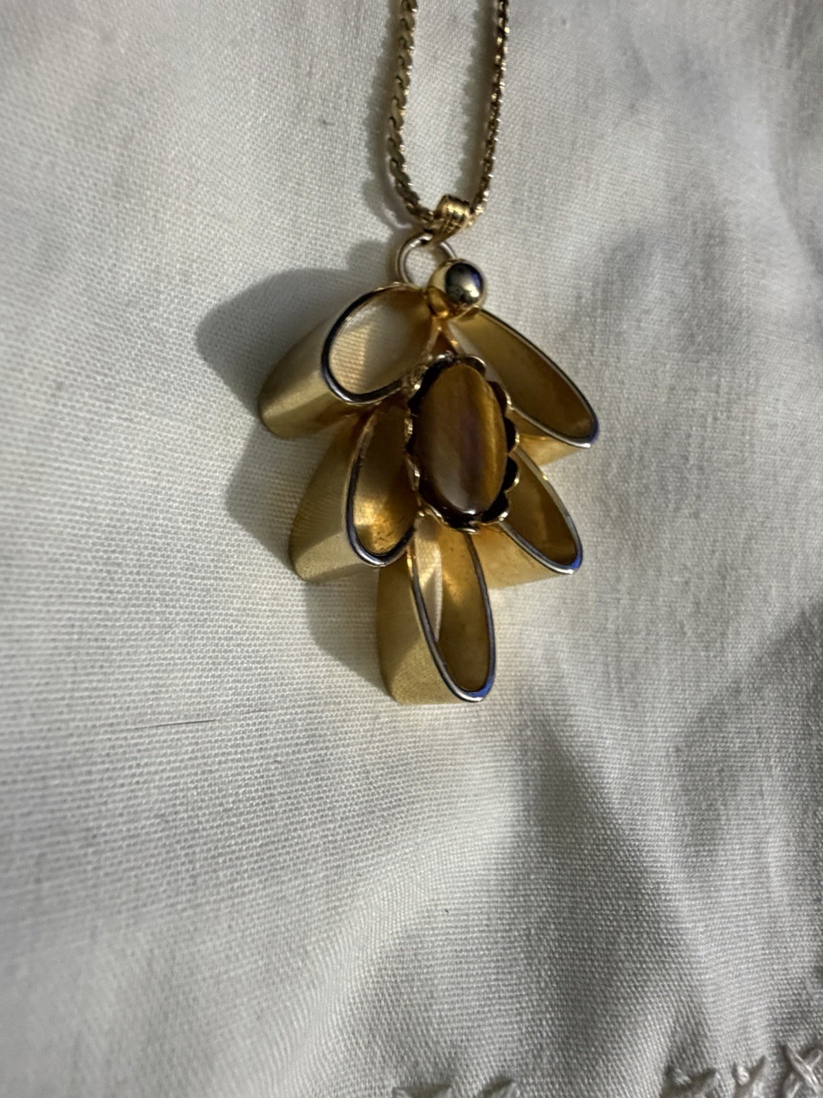 Vintage Gold Tone Tiger Eye Flower Pendant Necklace Retro Modernist 1970s