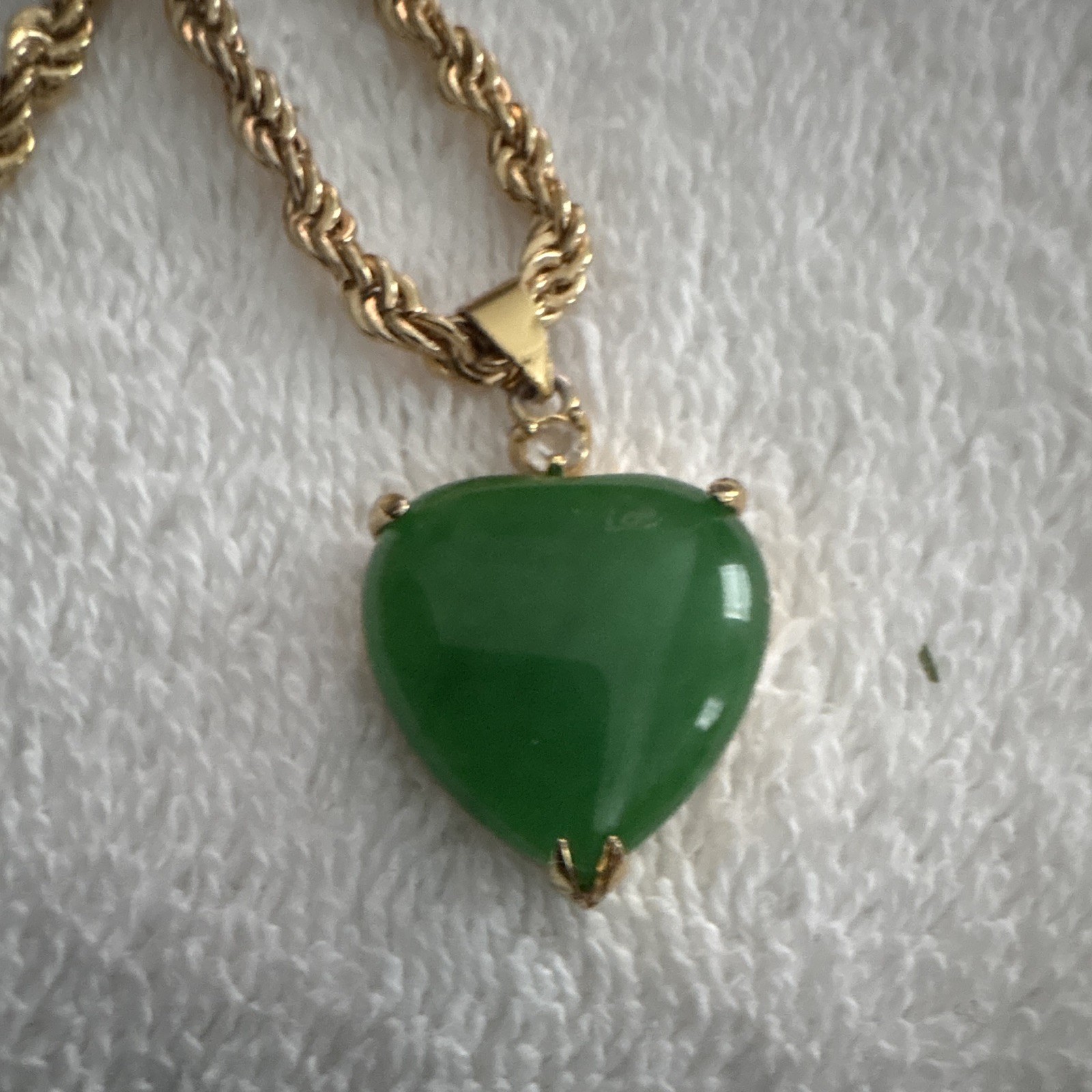 Gold Tone Rope Chain Necklace Green Heart Charm Pendant Prong Set Spring Ring