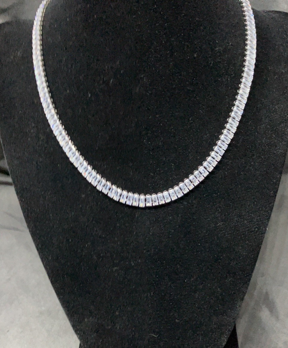 Stunning women’s Cubic Zirconia necklace.Silvertone beautiful ! 14-20inch 12gm