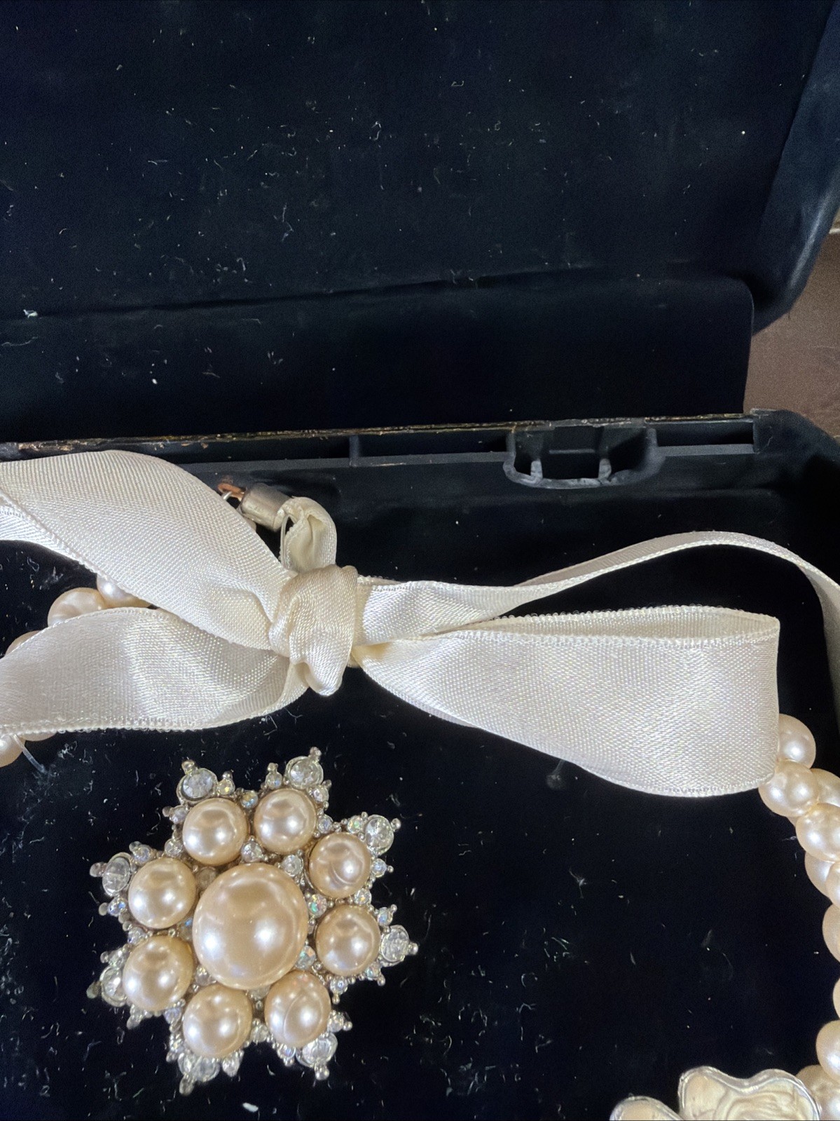 Women’s Imitation Faux Pearl Rhinestone Necklace Ribbon Brooch White Vtg *Read*