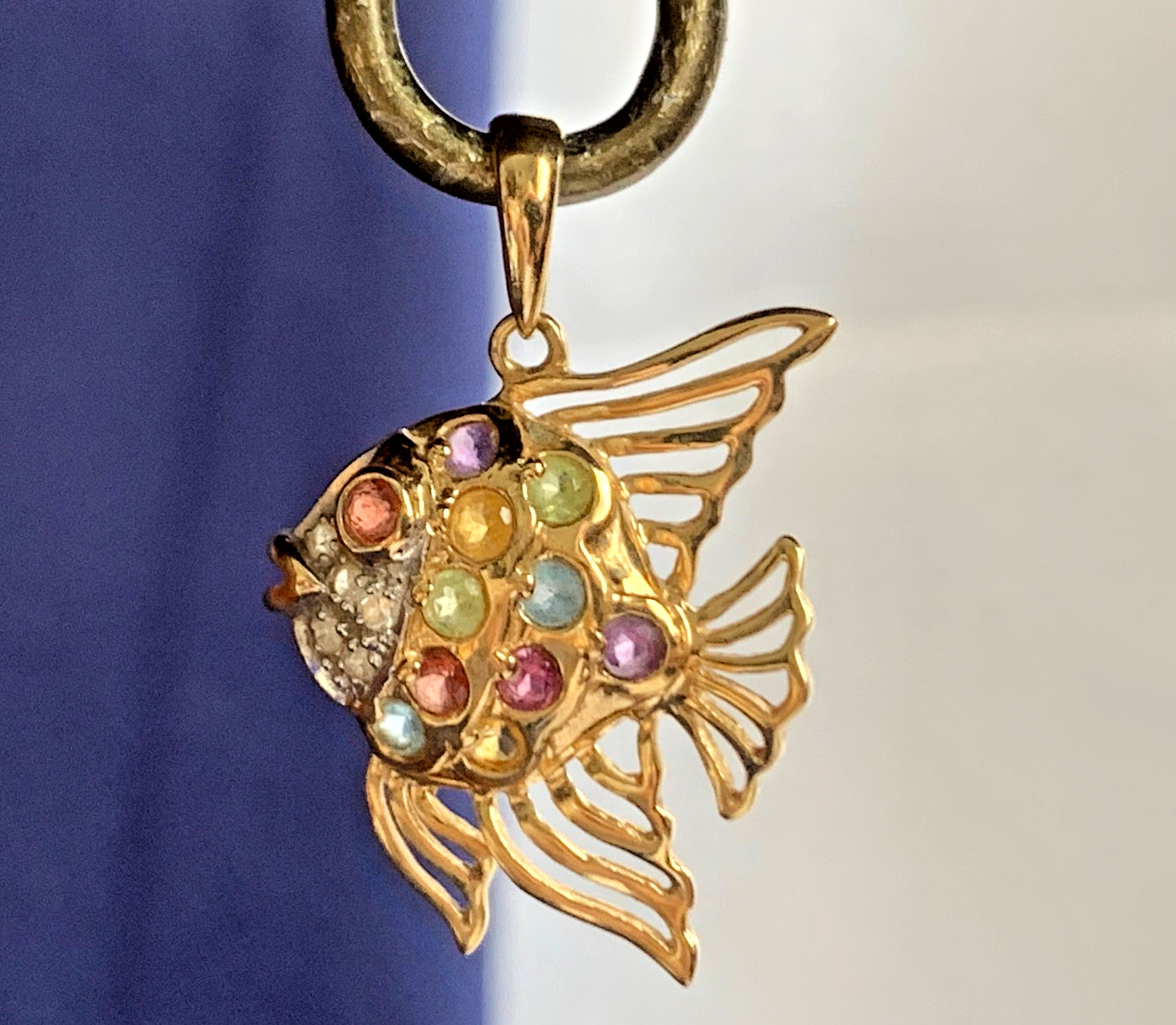 10K Yellow Gold Angel Fish Pendant 1.81g Jewelry Multicolor Stones Charm *READ*