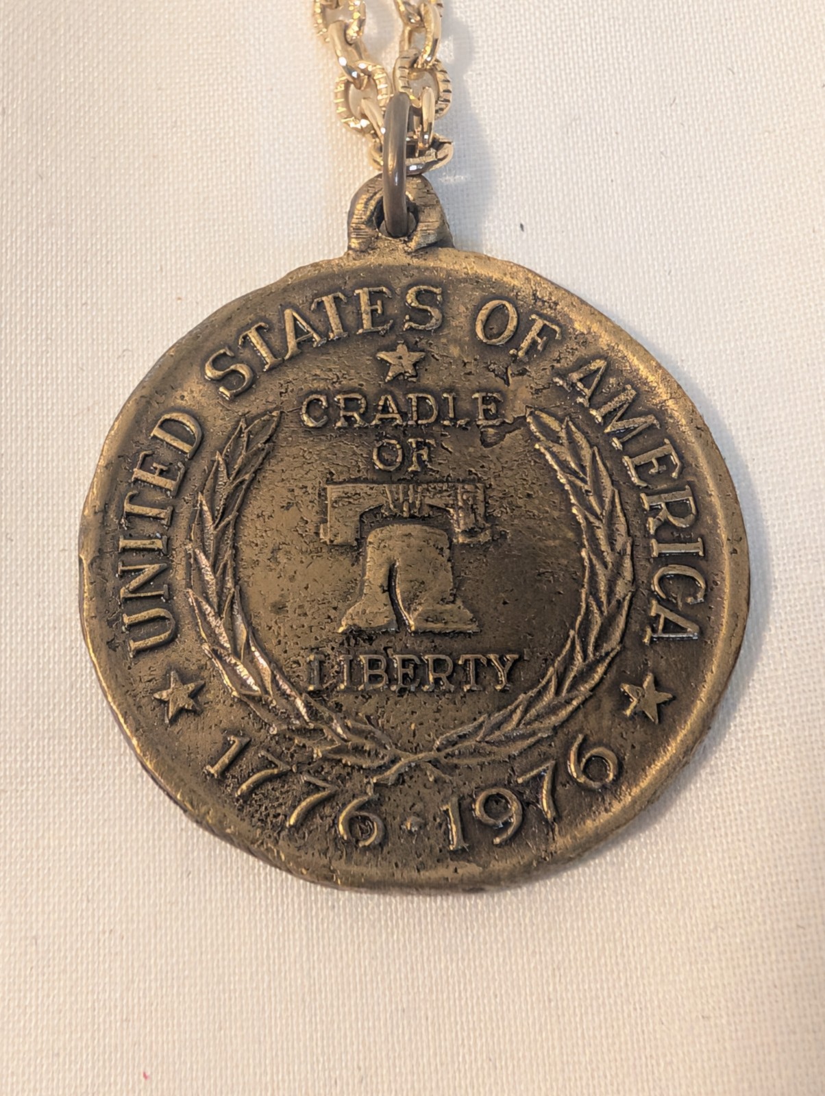 Vtg 1976 United States Of America Spirit Of 76 Cradle of Liberty Coin Pendant.