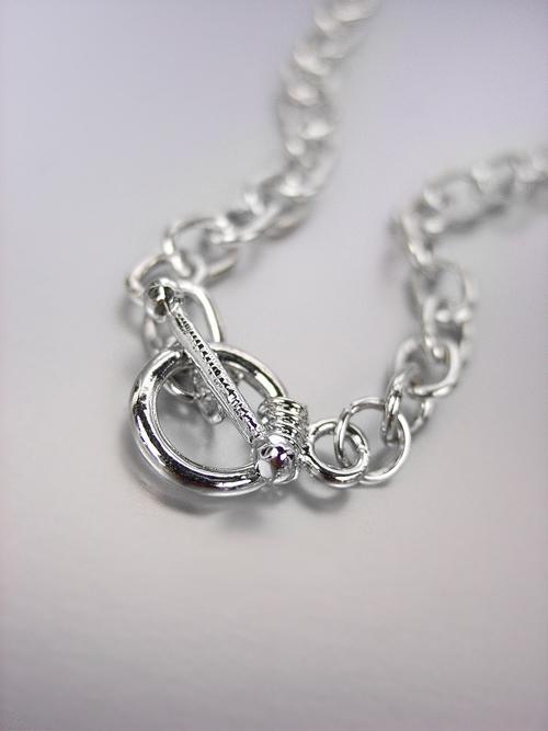 CHIC & STYLISH Designer Style Silver Horsebit Pendant Chain Necklace