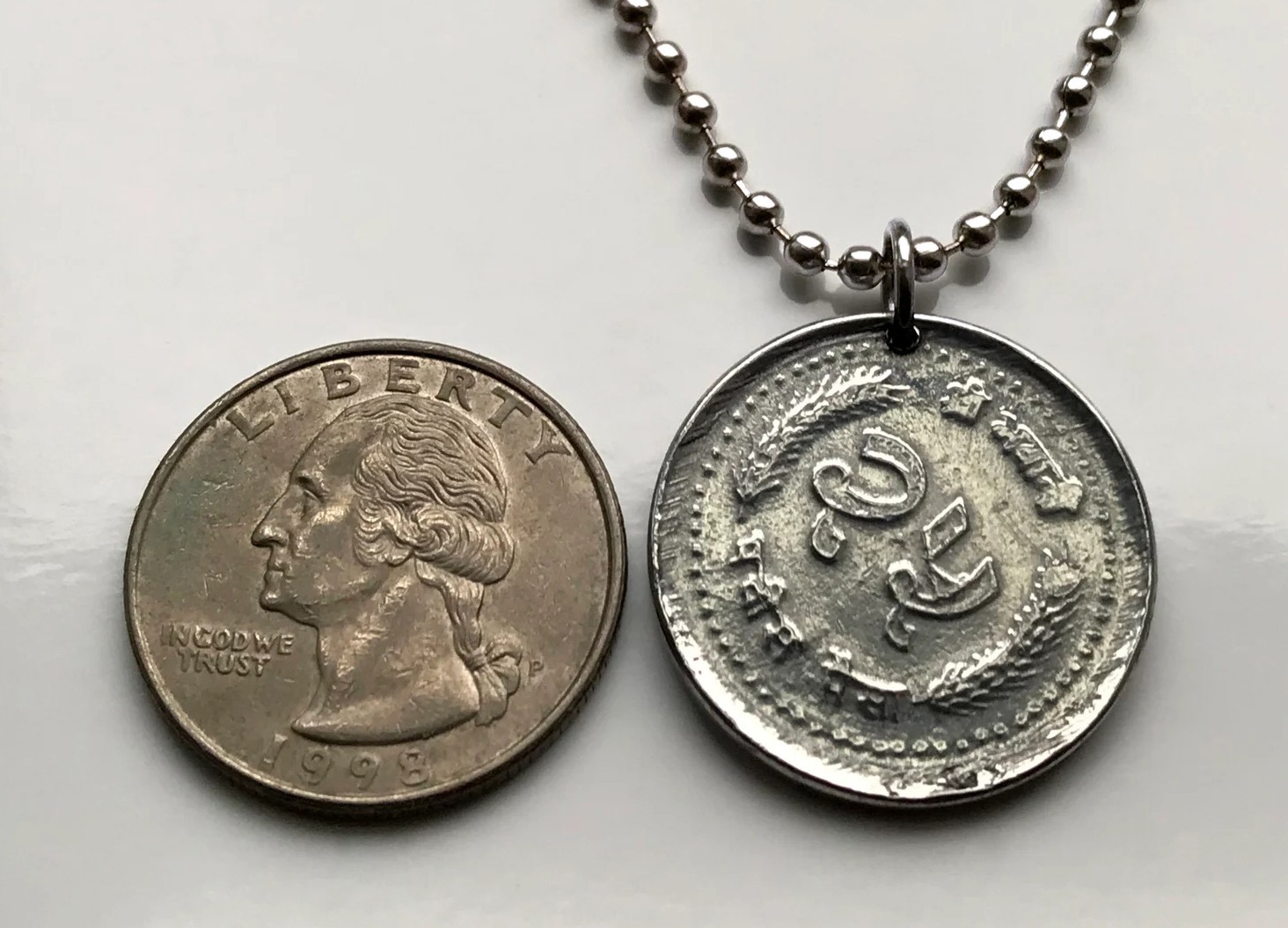 1986 Nepal 25 Paisa coin pendant flag footprint kukris Kathmandu Himalaya 002915