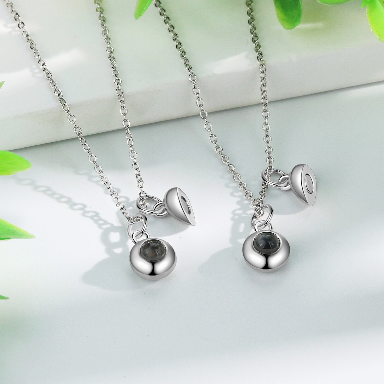 Personalized Couple Projection Necklace – A Meaningful Gift for Your Loved One
