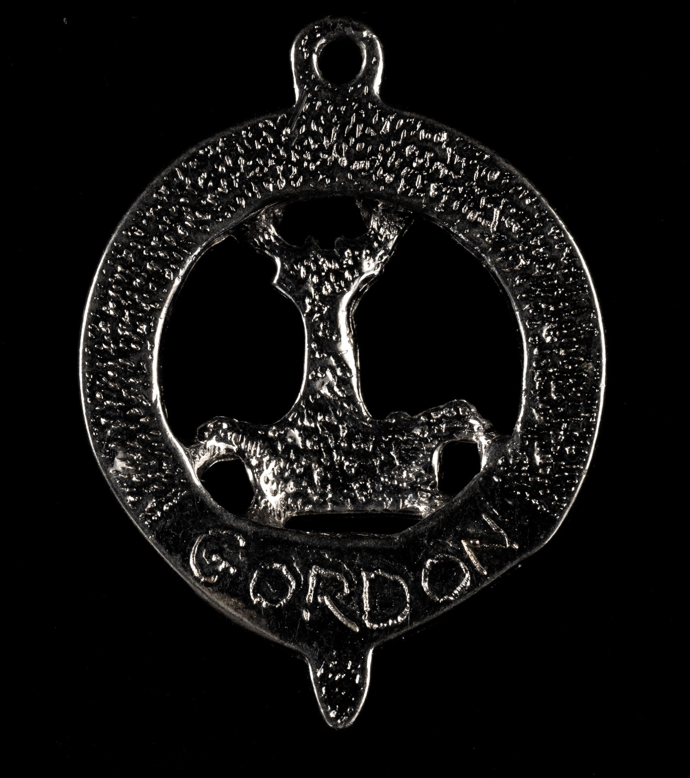 Metal Silver-Tone Scottish Clan Gordon Crest Pendant Bydand 6.5g 1.25in Used VG