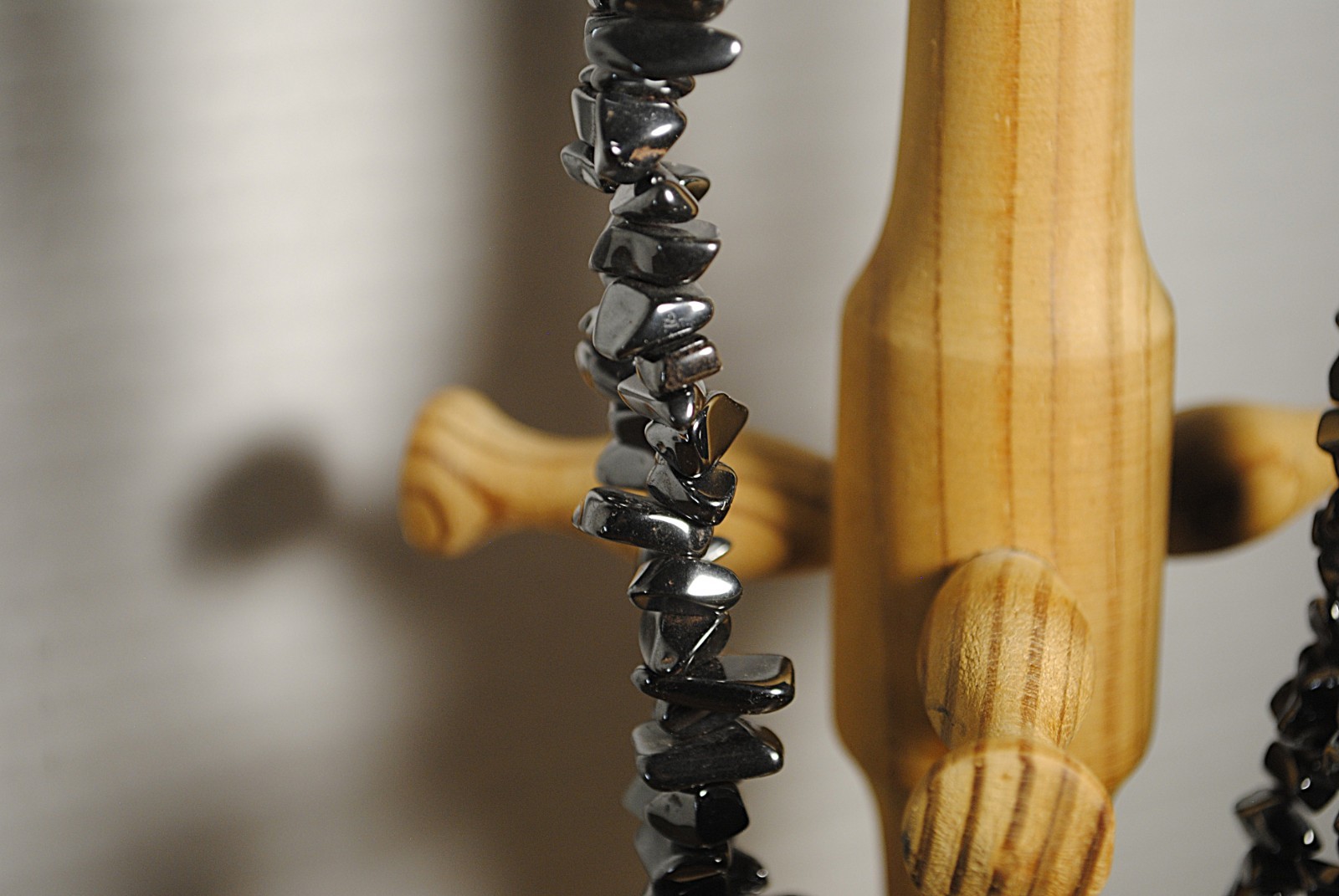 STRING SYNTHETIC MAGNETIC HEMATITE CHIP POLISHED NECKLACE 17 IN