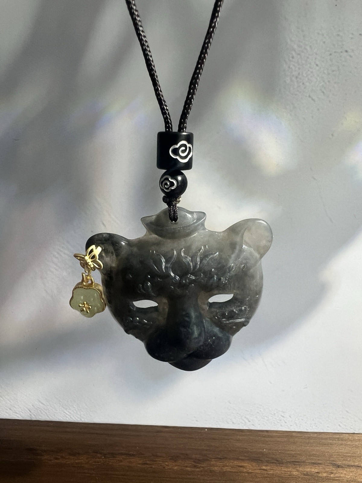 Natural sleeve jade leopard head pendant