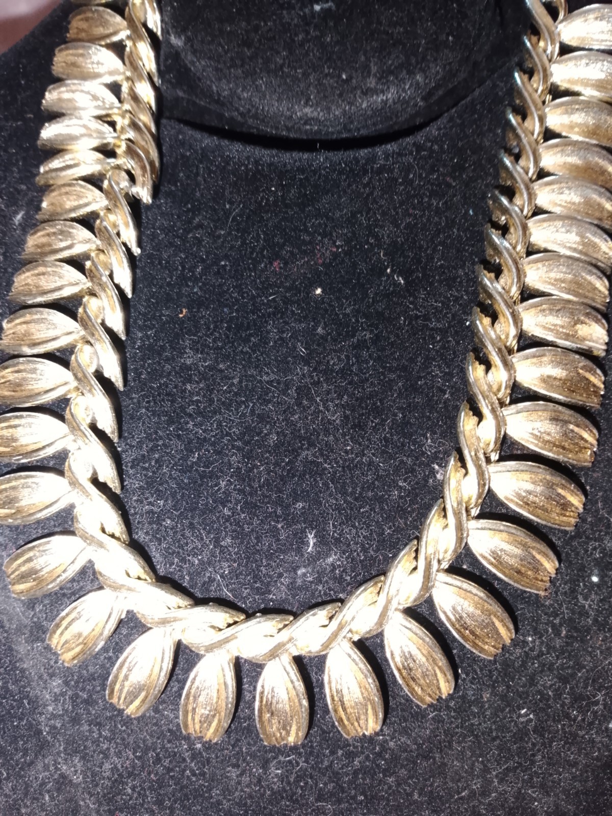 Gold Tone Leaf Design Curb Chain Statement Necklace No Stone Fashion Theme
