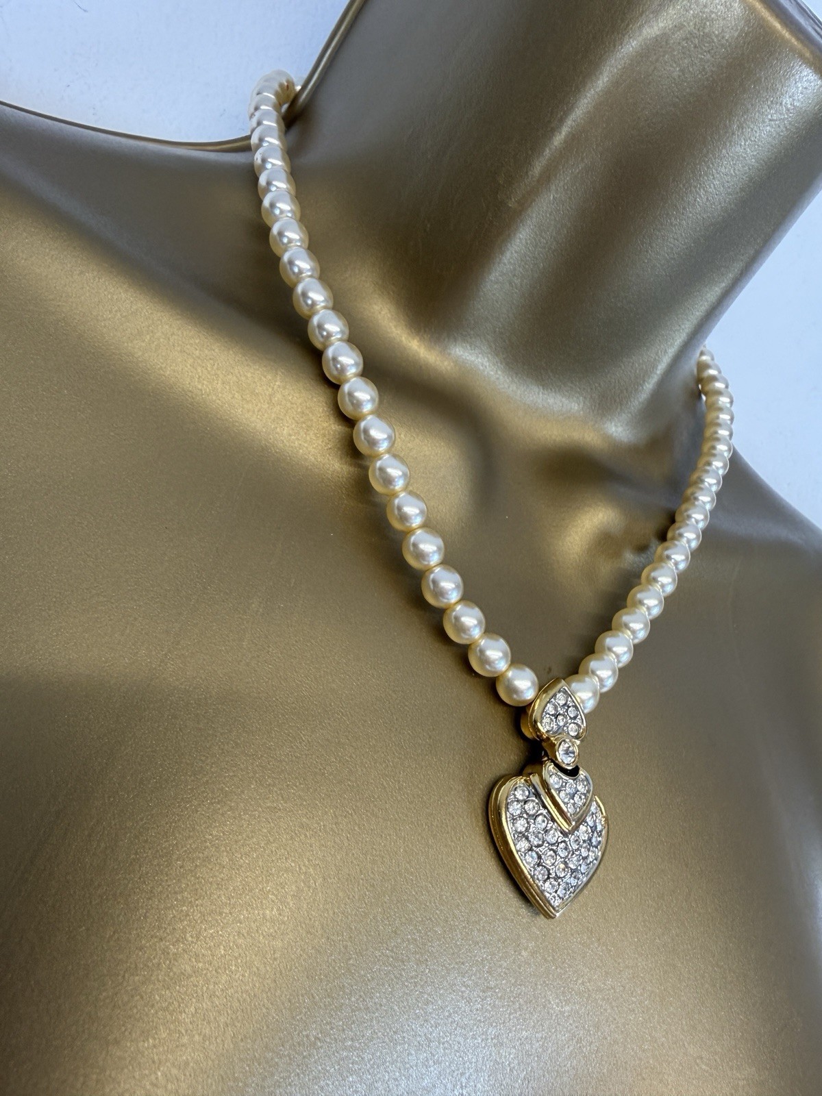 Modern Faux Pearl Necklace Gold Tone Rhinestone Heart Pendant Costume Choker