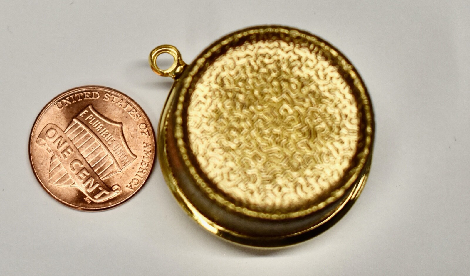 VINTAGE BRASS PLATED COIN QUARTER HOLDER DISPENSER CHARM PENDANT • 1970s 1960s