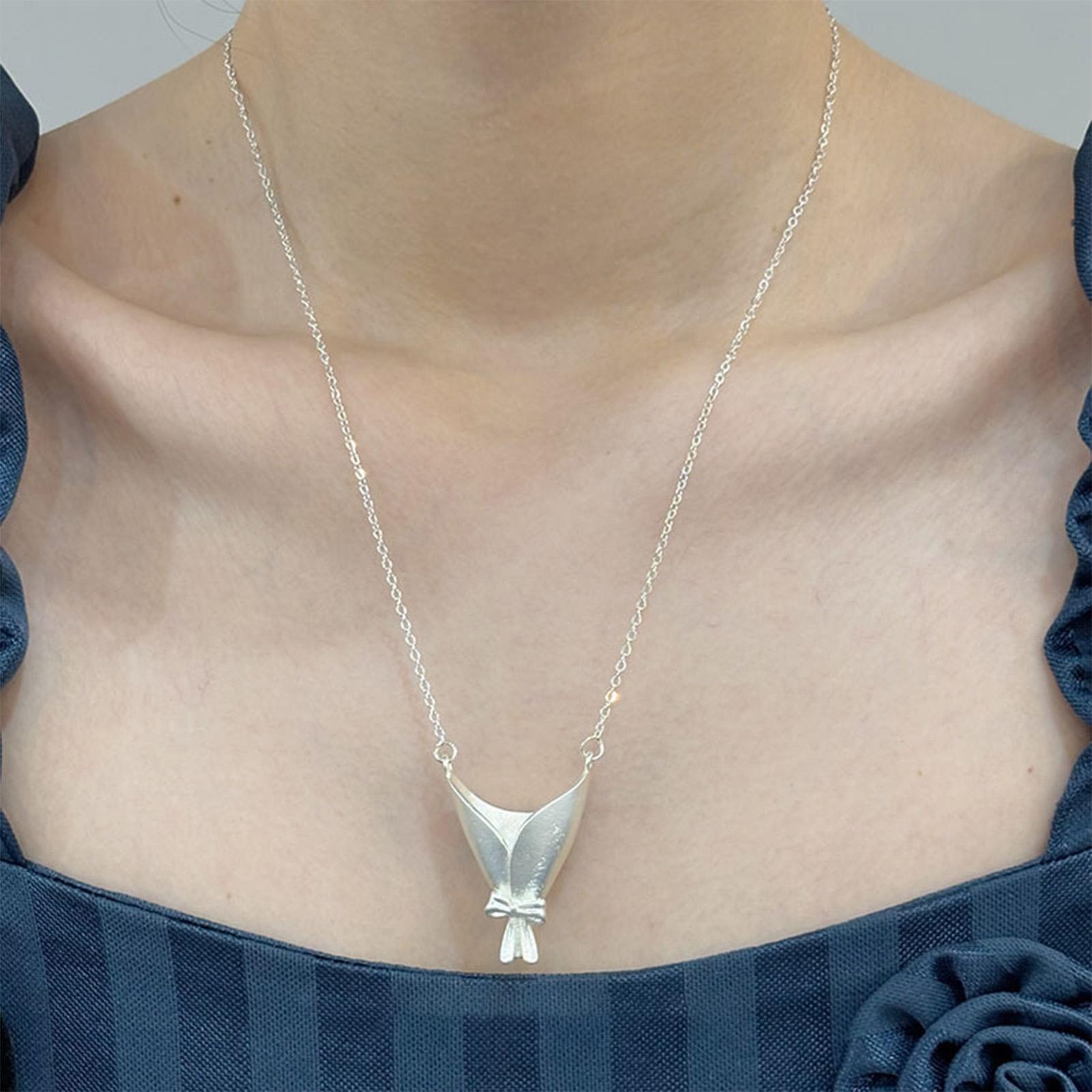 Wearable Vase Necklace for Women Artful Flower Bouquet Pendant Chain