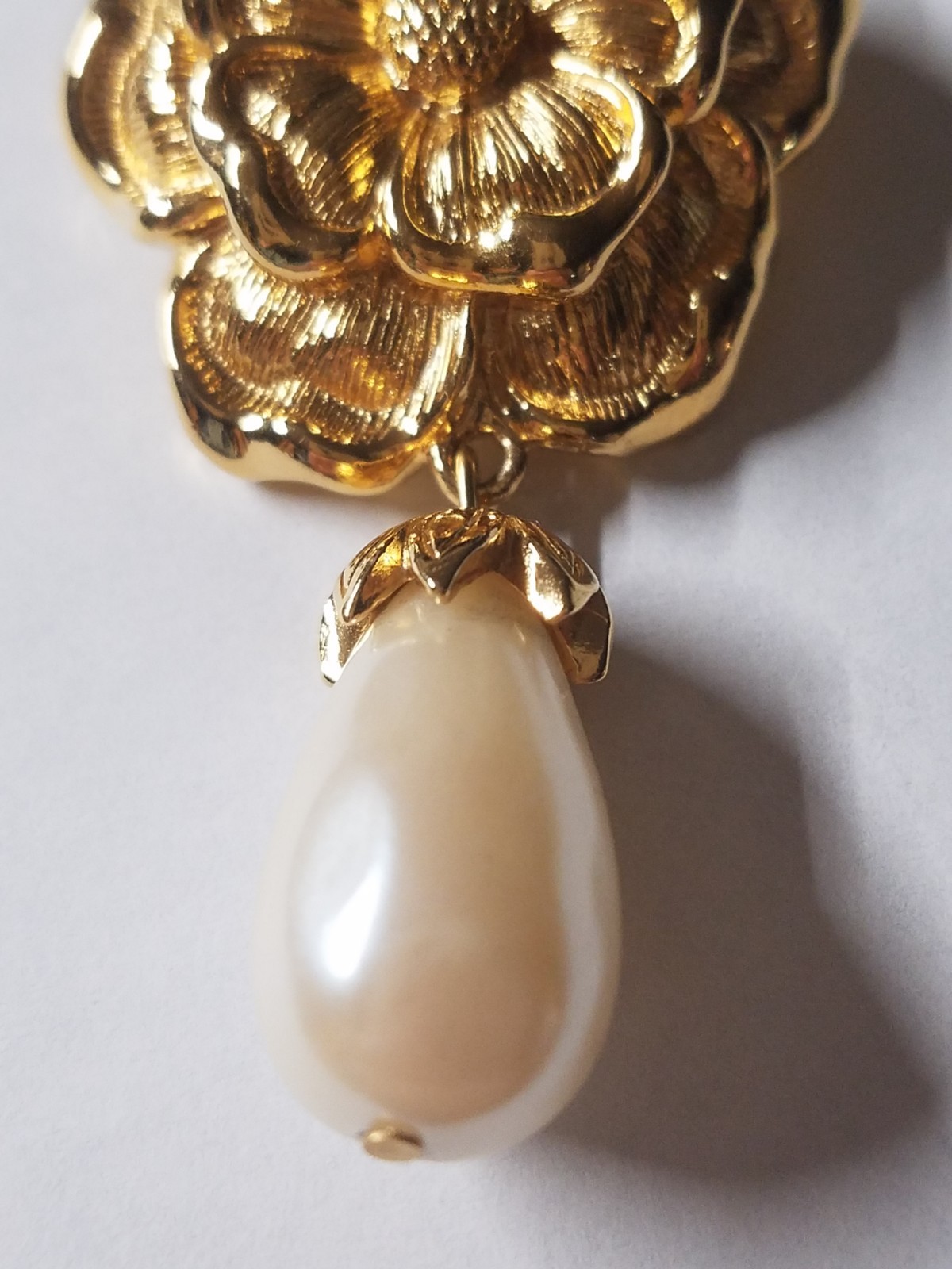 Avon Tear Drop Pendant Imitation Faux Pearl Floral Design Gold Tone Metal 3628