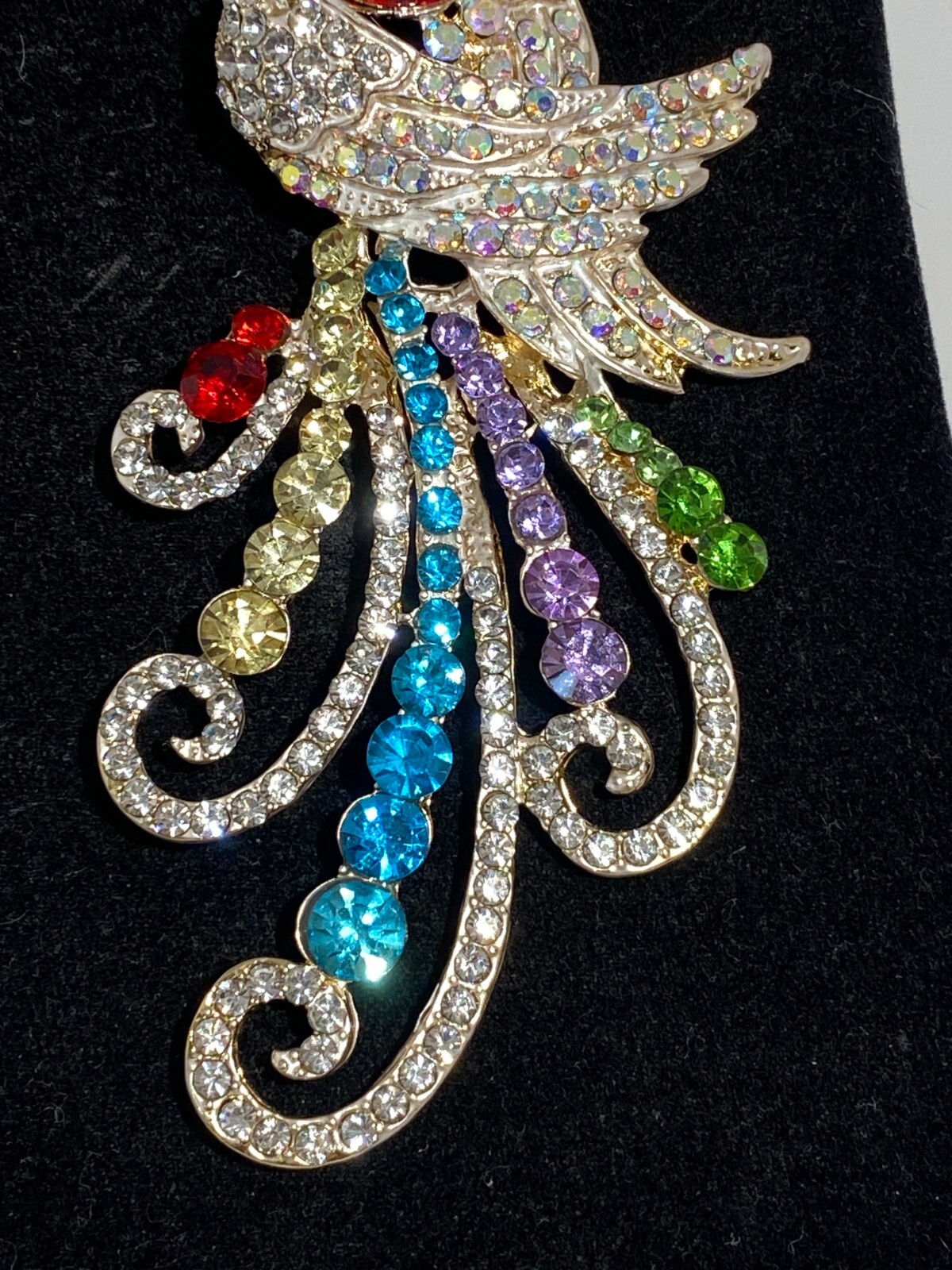 BETSEY JOHNSON GOLD PEACOCK MULTI COLOR CRYSTALS & RHINESTONES PIN PENDANT NECK