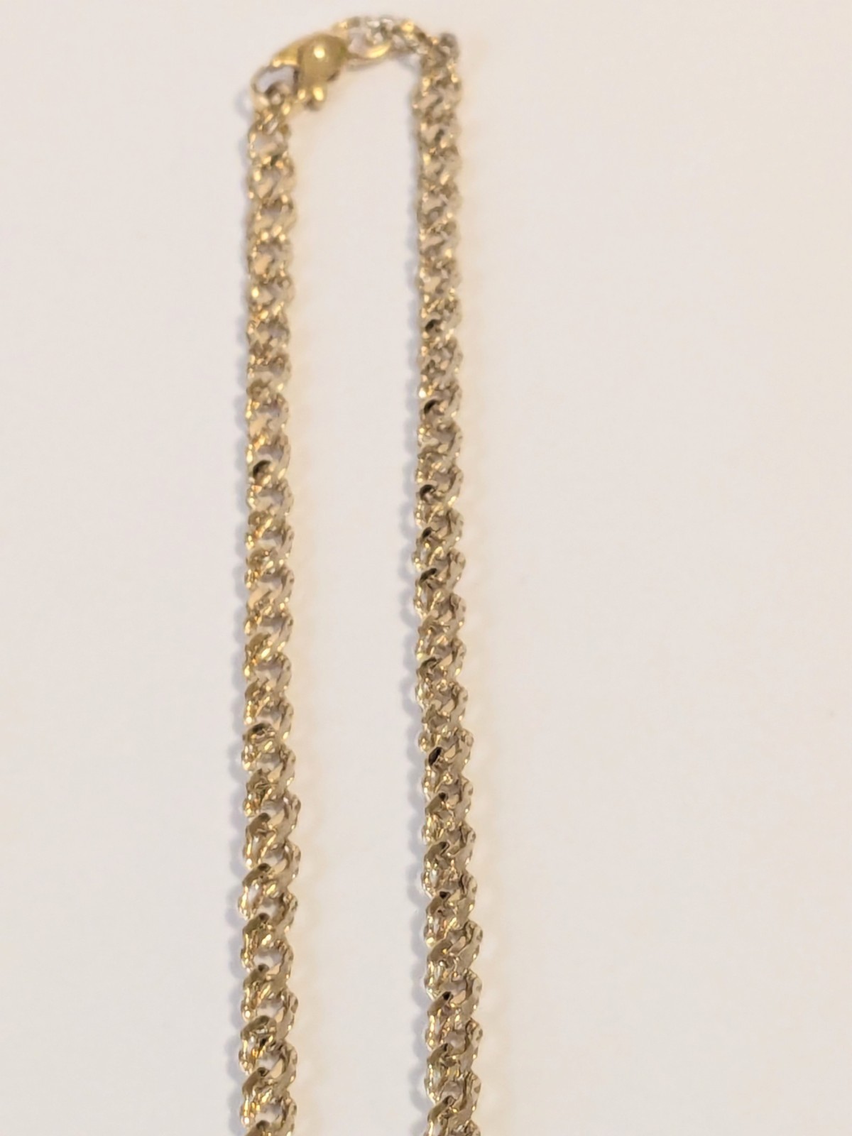 Perforated Heart Pendant Gold Tone Oval Link Necklace. 18″. Modern.