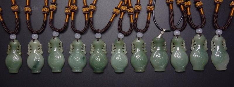 Certified Grade A 100% Natural Green Jade Jadeite Pendant Hand-carved Vase Z1071