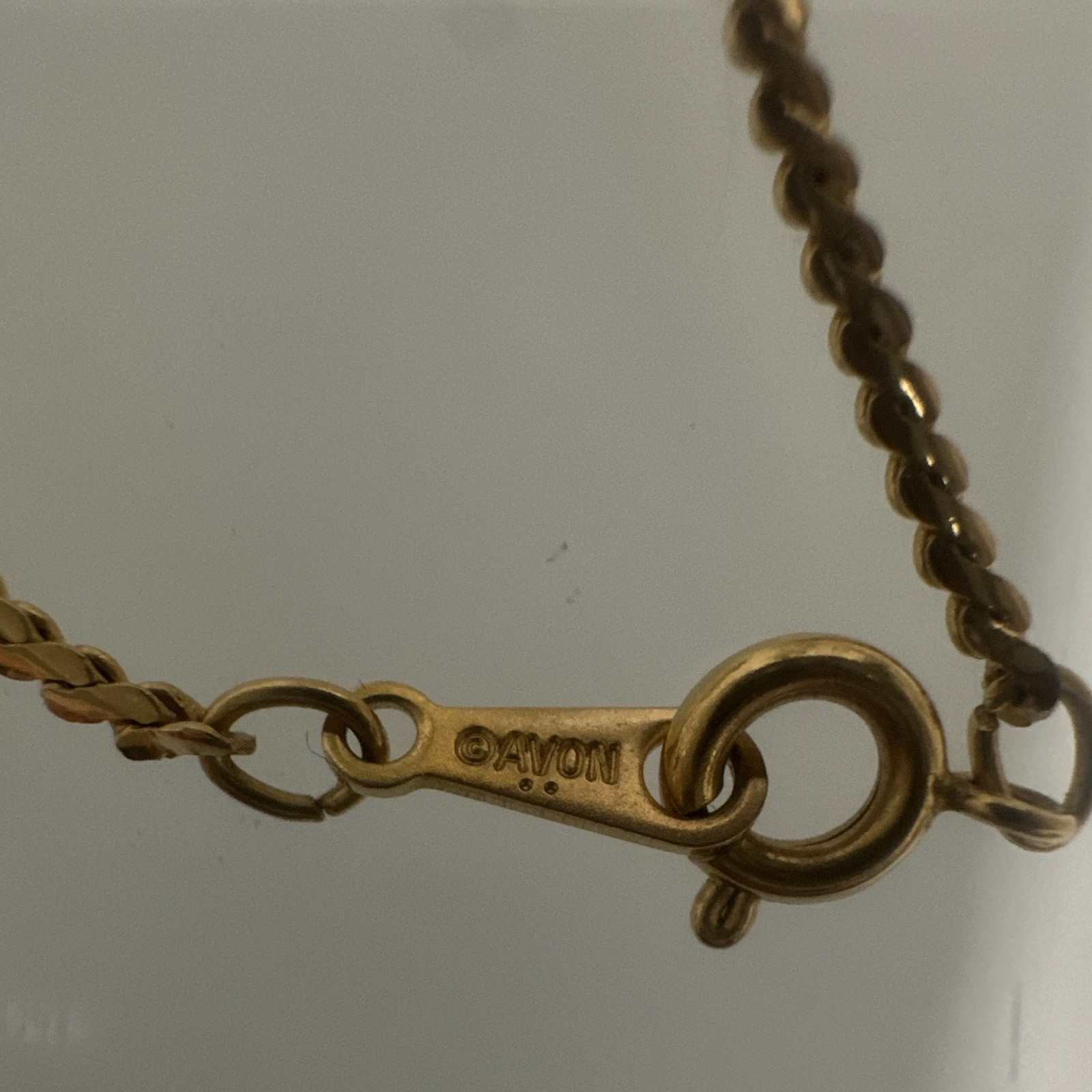 Avon Gold Tone Rope Chain Necklace White Shell Charm Pendant Spring Ring