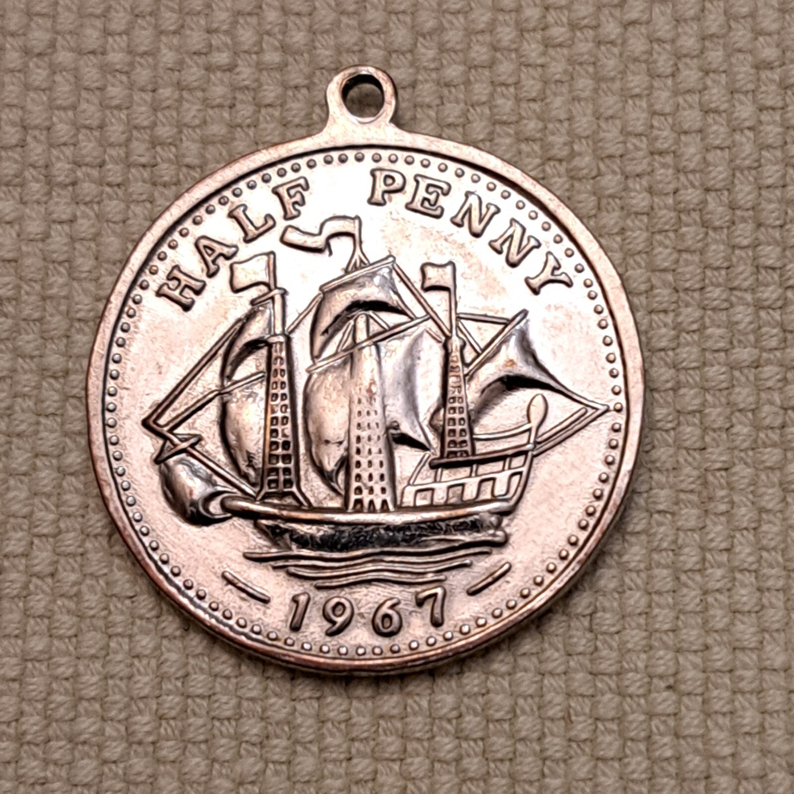 1967 GREAT BRITAIN PLATED HALF PENNY TOKEN/PENDANT PB1589 *COMBINED SHIP