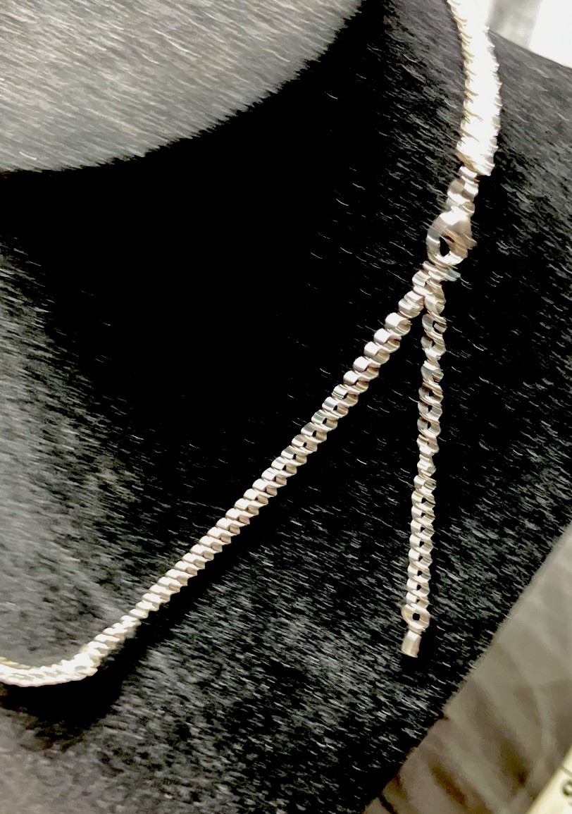 Stunning women’s Cubic Zirconia necklace.Silvertone beautiful ! 14-20inch 12gm