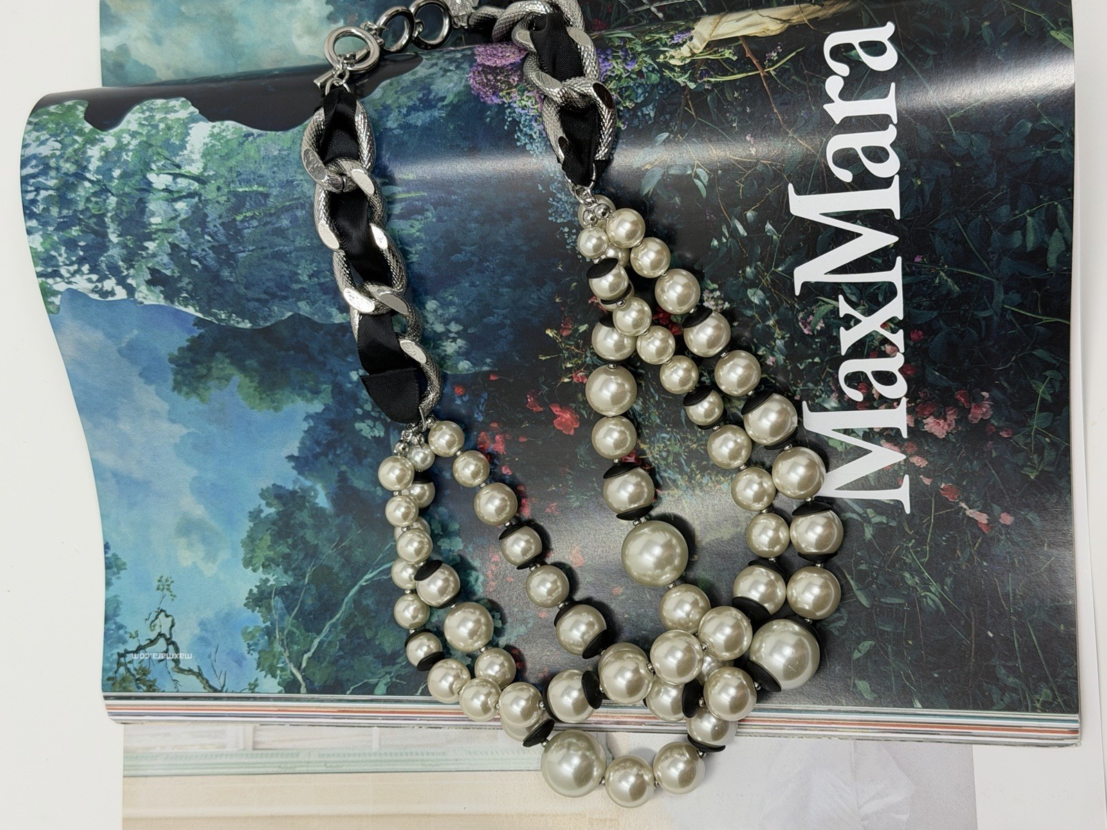 white house black market Faux pearl necklace Elegant Classic With Toggle Lock