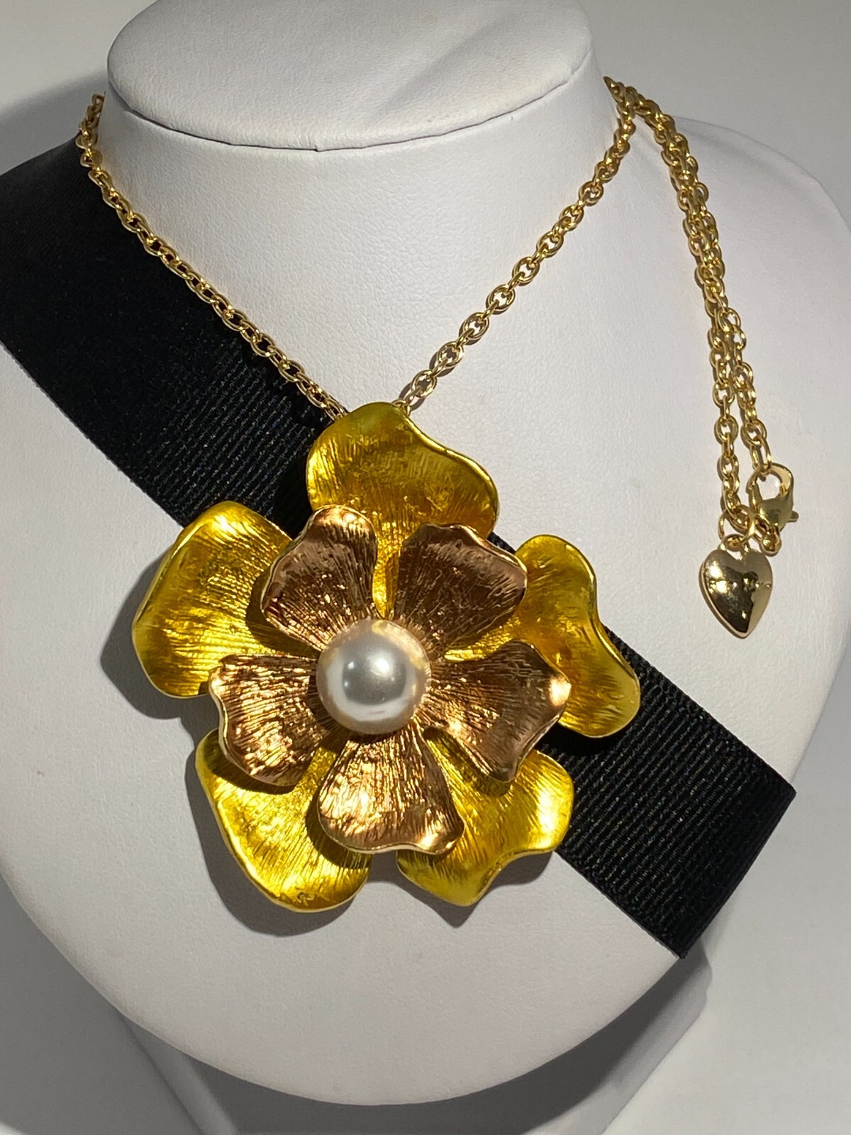 BETSEY JOHNSON LARGE GOLDEN WILD ROSE WITH PEARL CENTER PIN/PENDANT