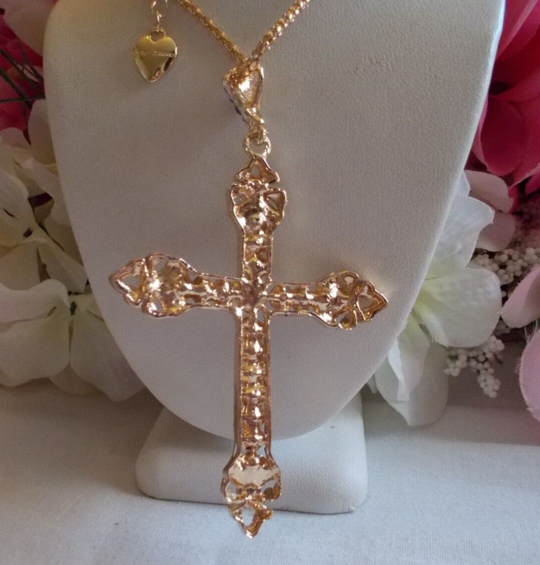 BETSEY JOHNSON LOVELY SPARKLING CRYSTAL INLAY CROSS PENDANT CHAIN NECKLACE