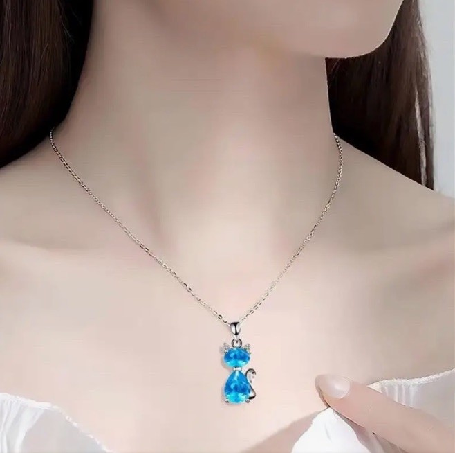 Silver Elegant Cat Clear Crystal Pendant Necklace Fashion Fun Jewelry