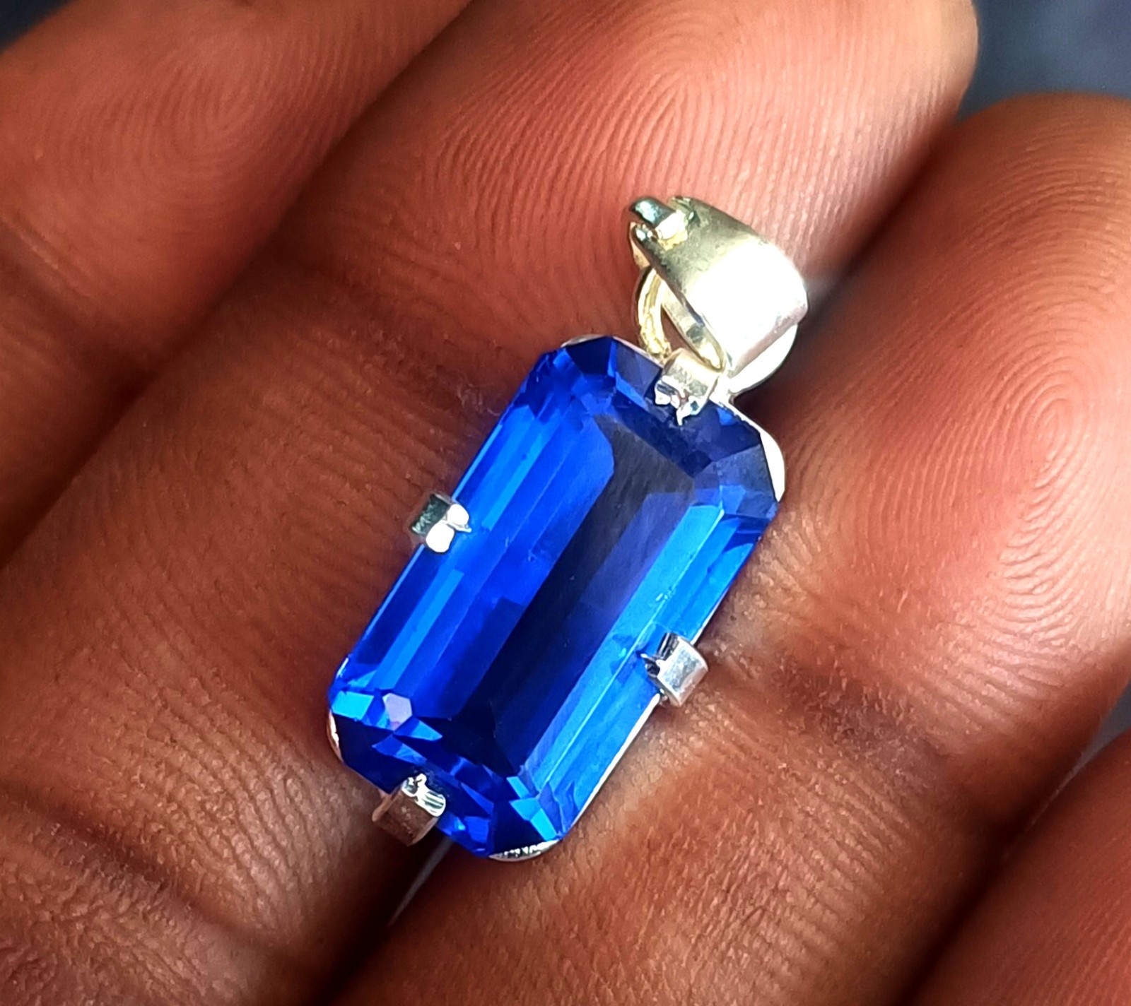 Certified 20 CT Natural Blue Sapphire Loose Gemstone Pendant In 925 Silver