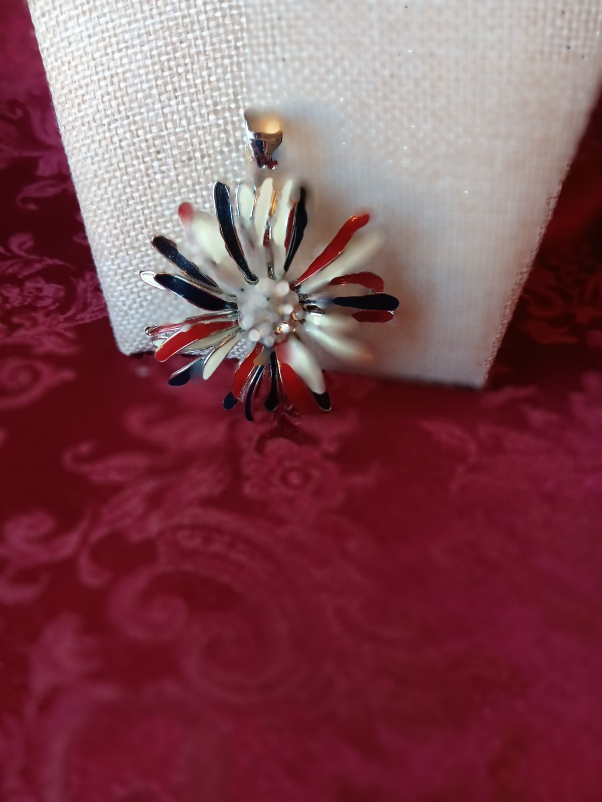 ROMAN RMN LG.WHITE RED BLACK ENAMEL FLOWER PENDANT NECKLACE Enhancer