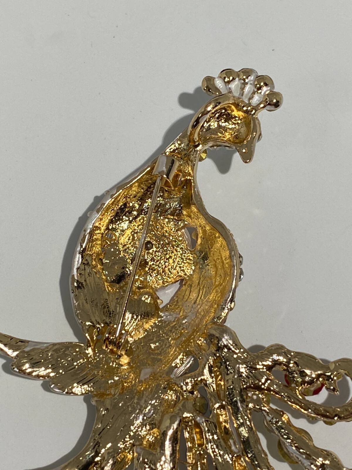 BETSEY JOHNSON GOLD PEACOCK MULTI COLOR CRYSTALS & RHINESTONES PIN PENDANT NECK