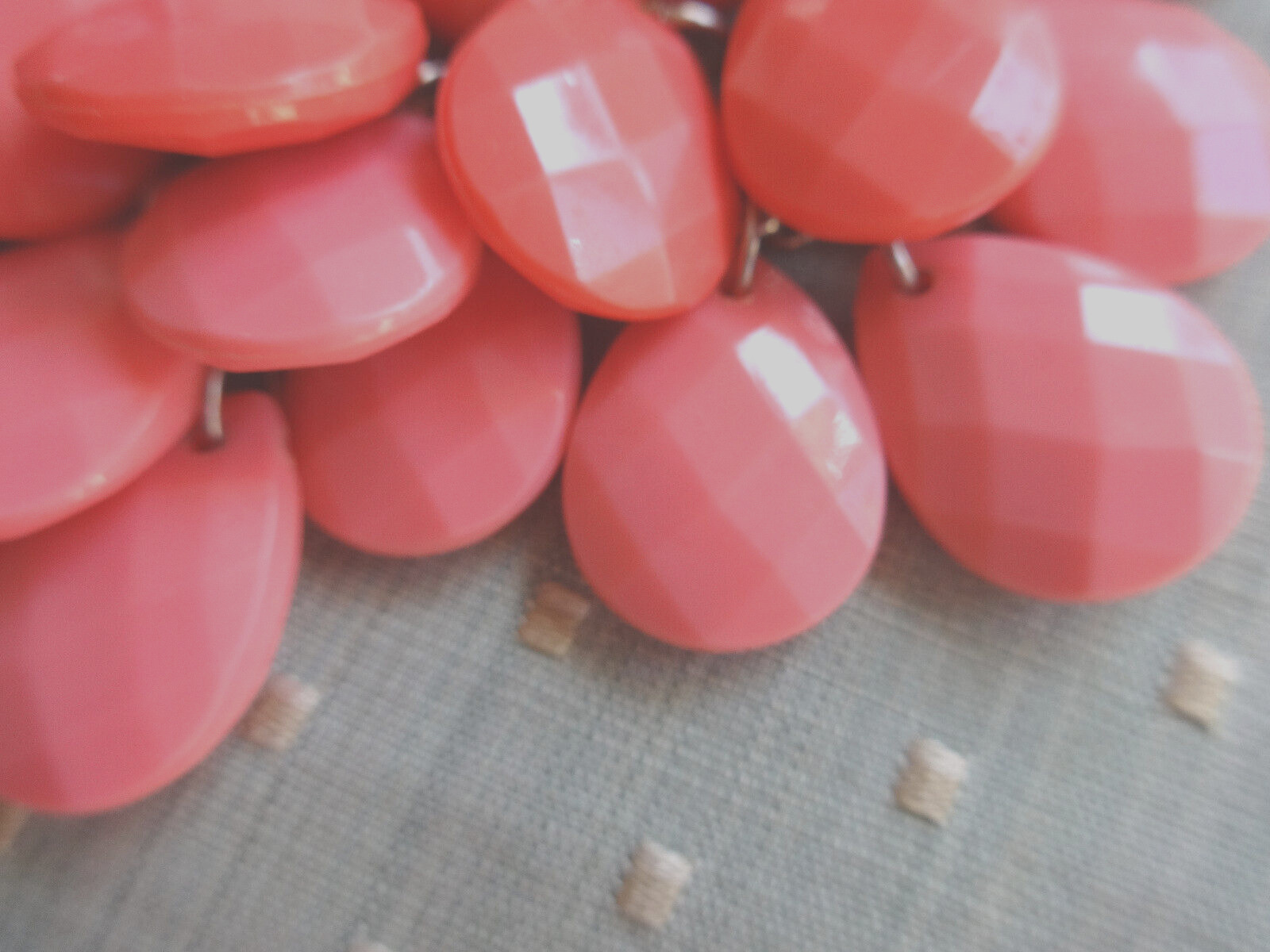 CHARMING CHARLIE LUCITE ACRYLIC BEADS BRIOLETTE NECKLACE CORAL PEACH SALMON