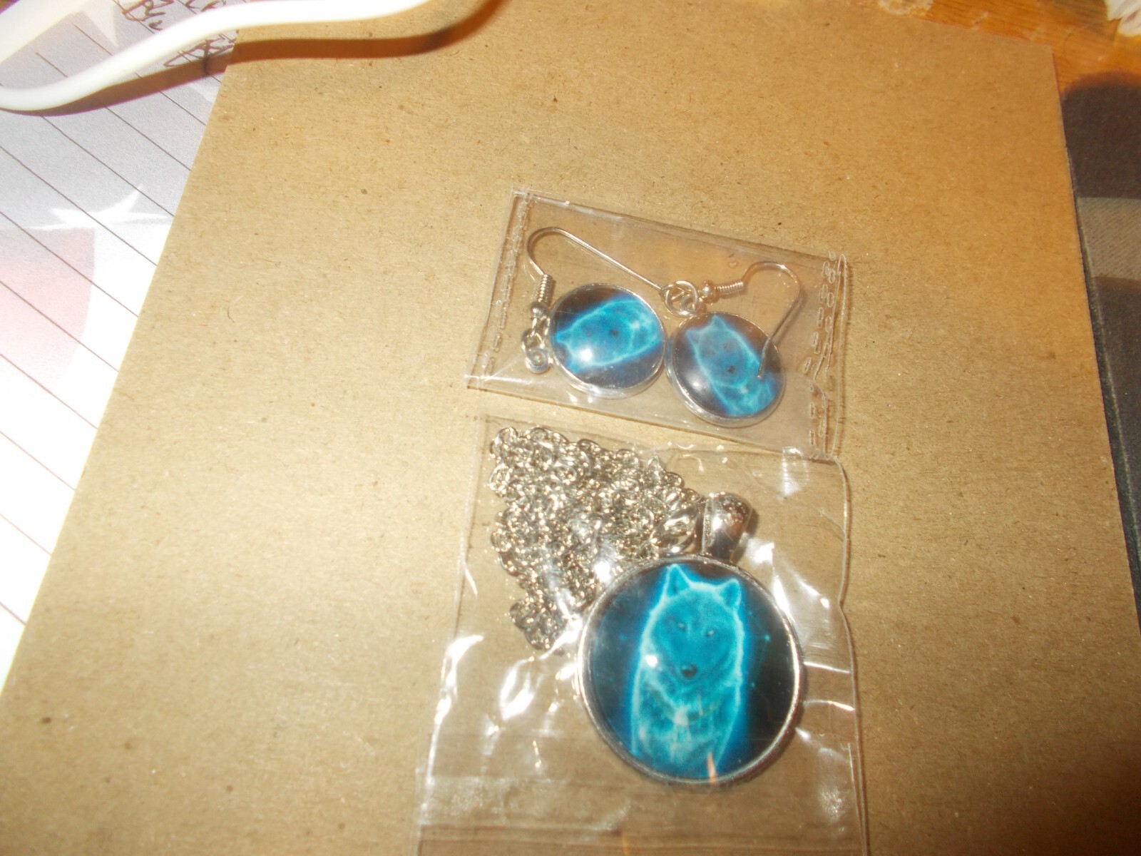 Beautiful Wolf Pendant & Earrings & 17″ Necklace! FREE SHIPPING IN THE USA!