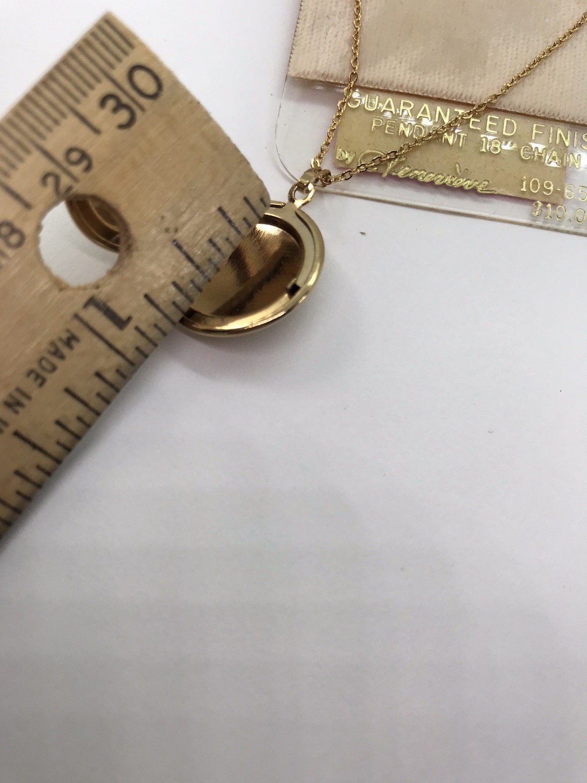 Vintage Gold Tone Photo Locket Necklace Etched Round original card