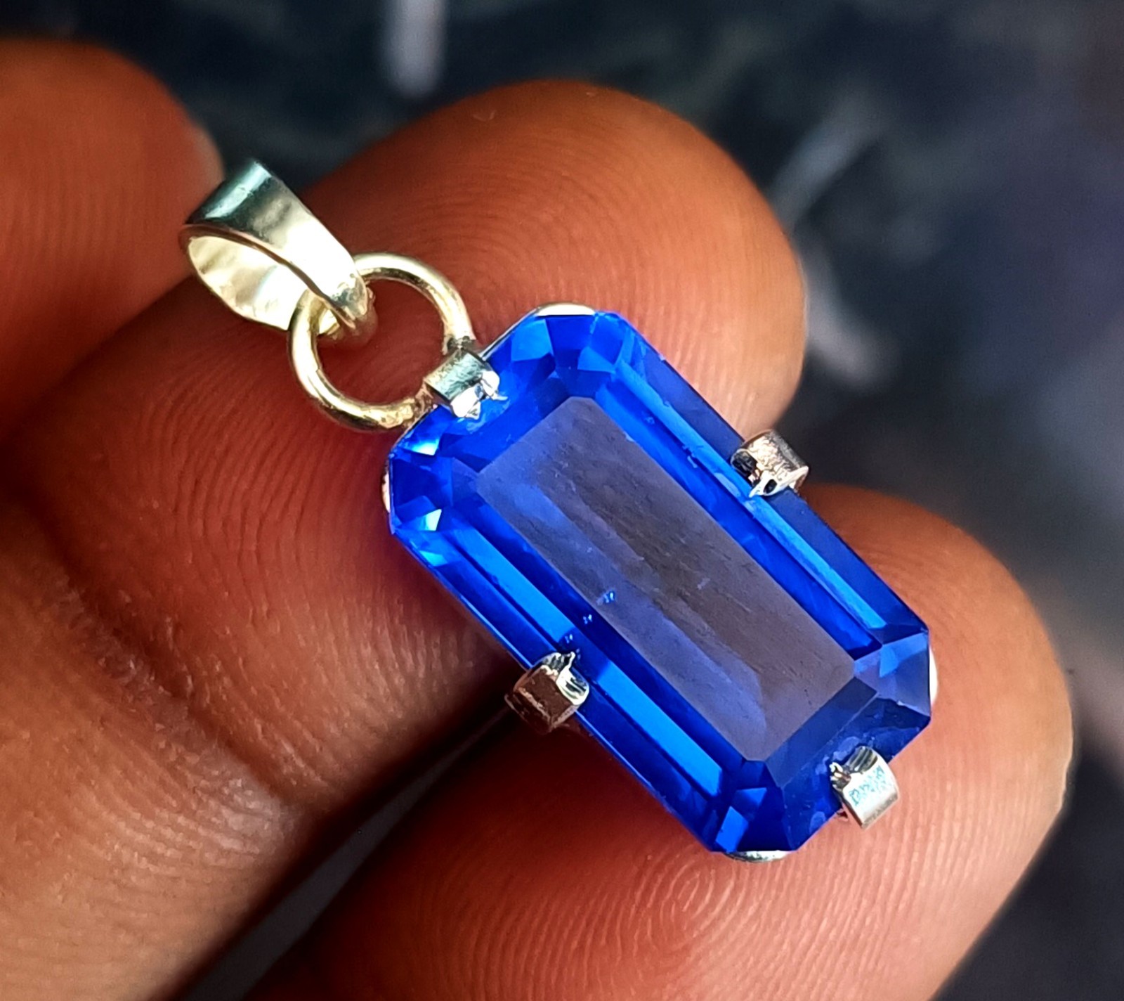 Certified 20 CT Natural Blue Sapphire Loose Gemstone Pendant In 925 Silver