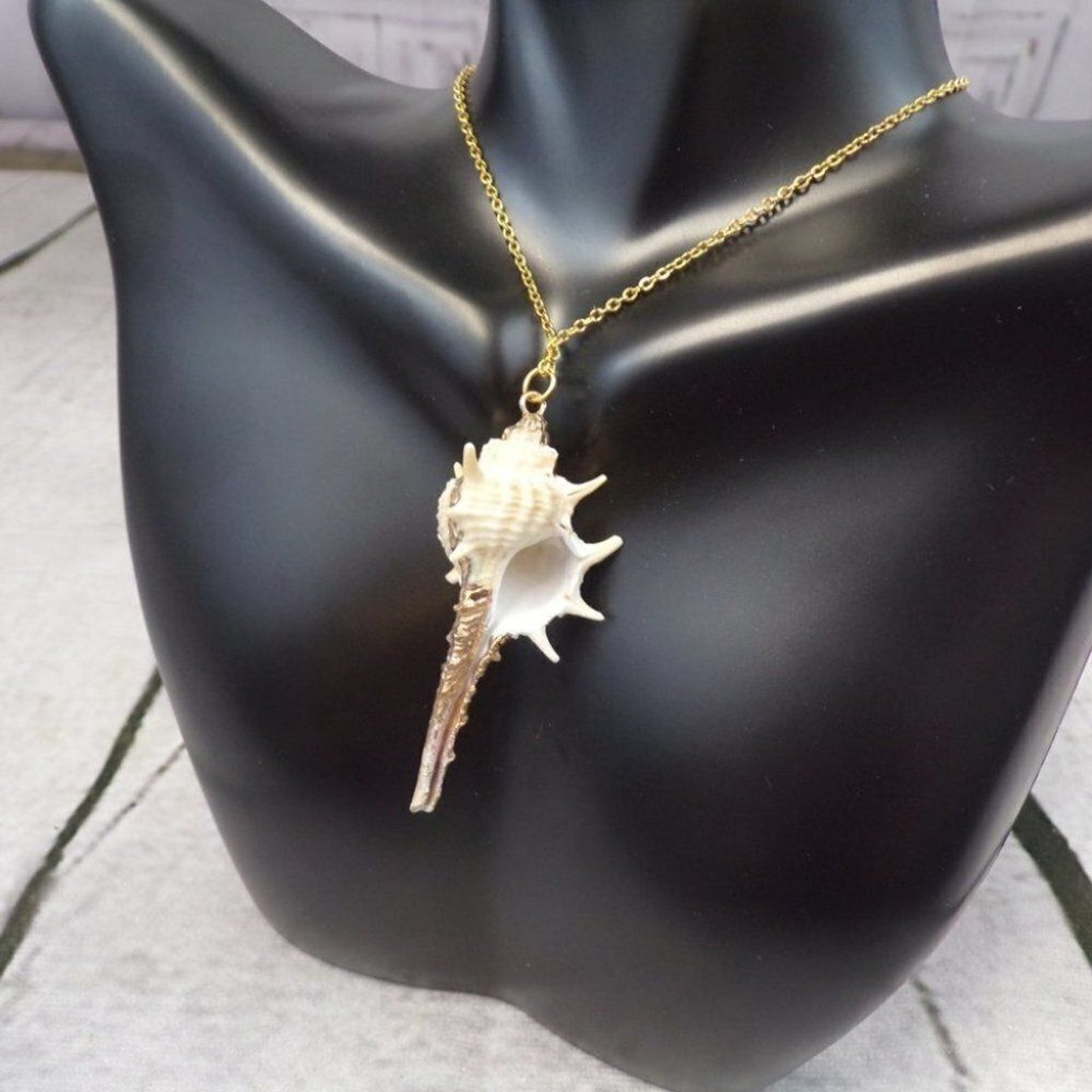 Gold-Dipped Spiked Conch Shell Pendant Necklace – Cream/Gold – New