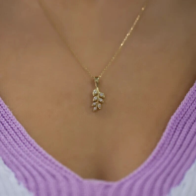 1Ct Round Cut Simulated Diamond Women’s Leaf Pendant In 14K Yellow Gold Plated