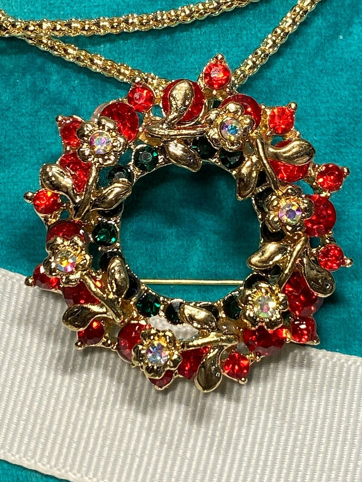 BETSEY JOHNSON MULTI COLOR CRYSTAL ROUND FLORAL GOLD PIN/PENDANT