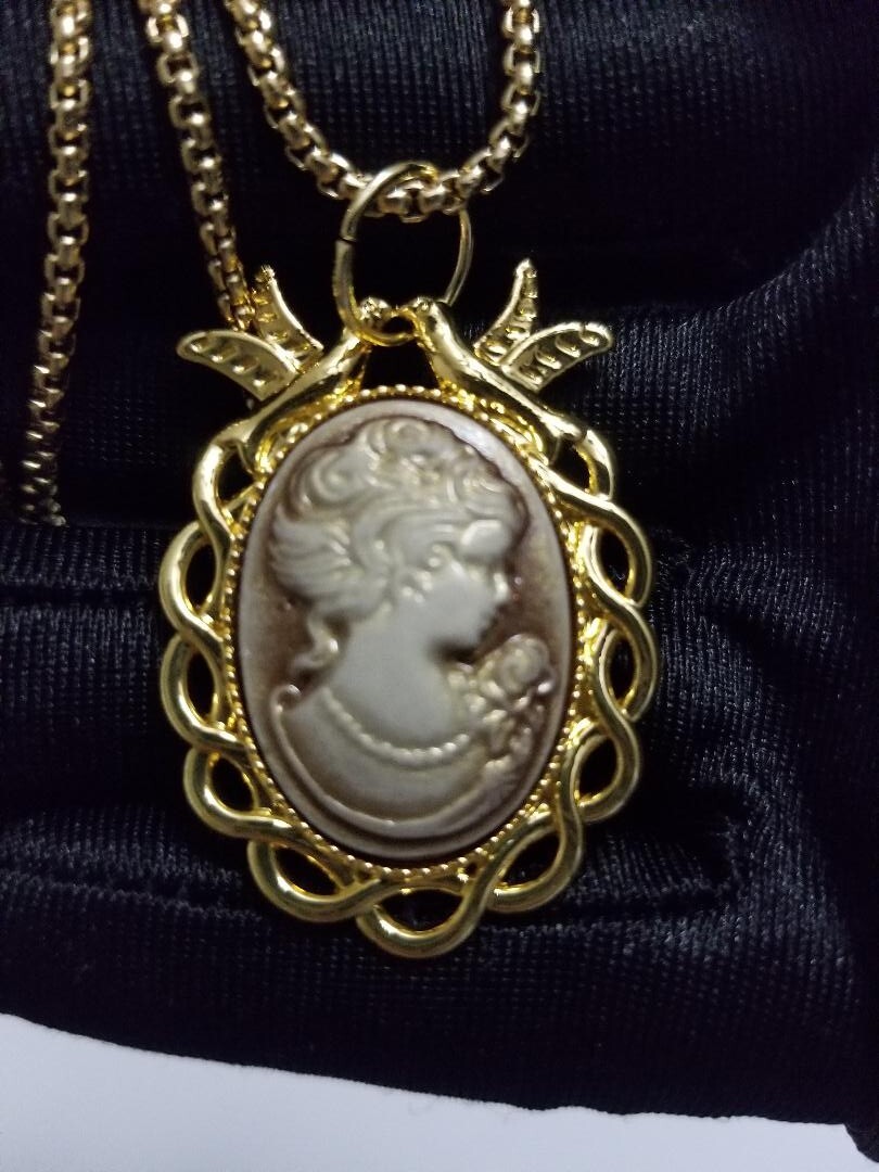 Cameo Pendants On 18K Gold-Plated Stainless-Steel Venetian Chain – Six Colors