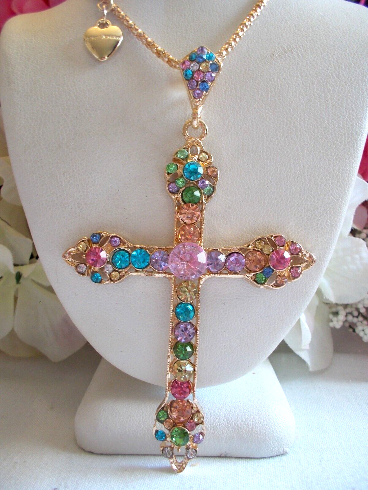 BETSEY JOHNSON LOVELY SPARKLING CRYSTAL INLAY CROSS PENDANT CHAIN NECKLACE
