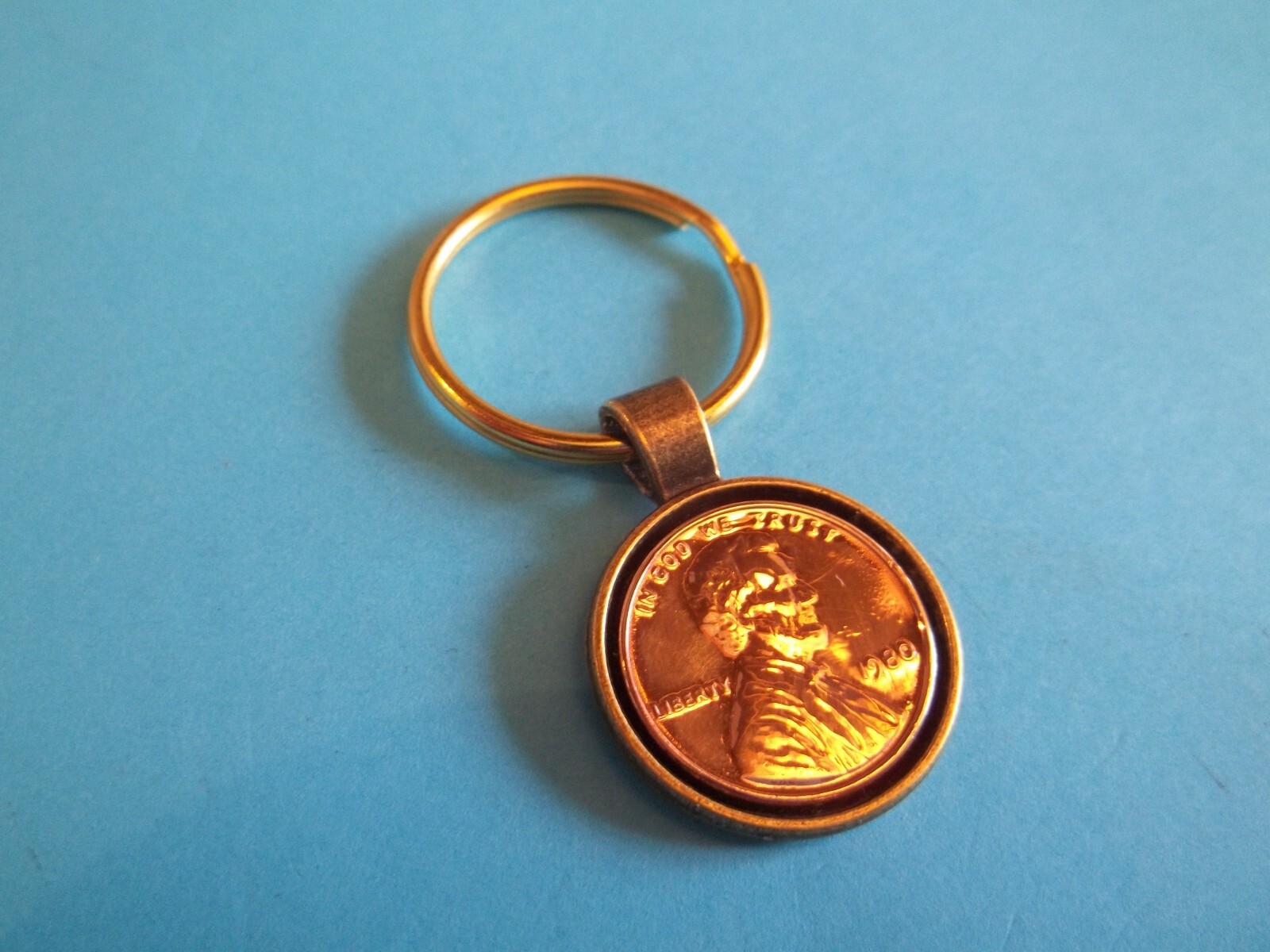 ONE (1) CENT – USA – LINCOLN BRONZE & GOLD CASED PENDANT KEY RING – 1925 to 1982