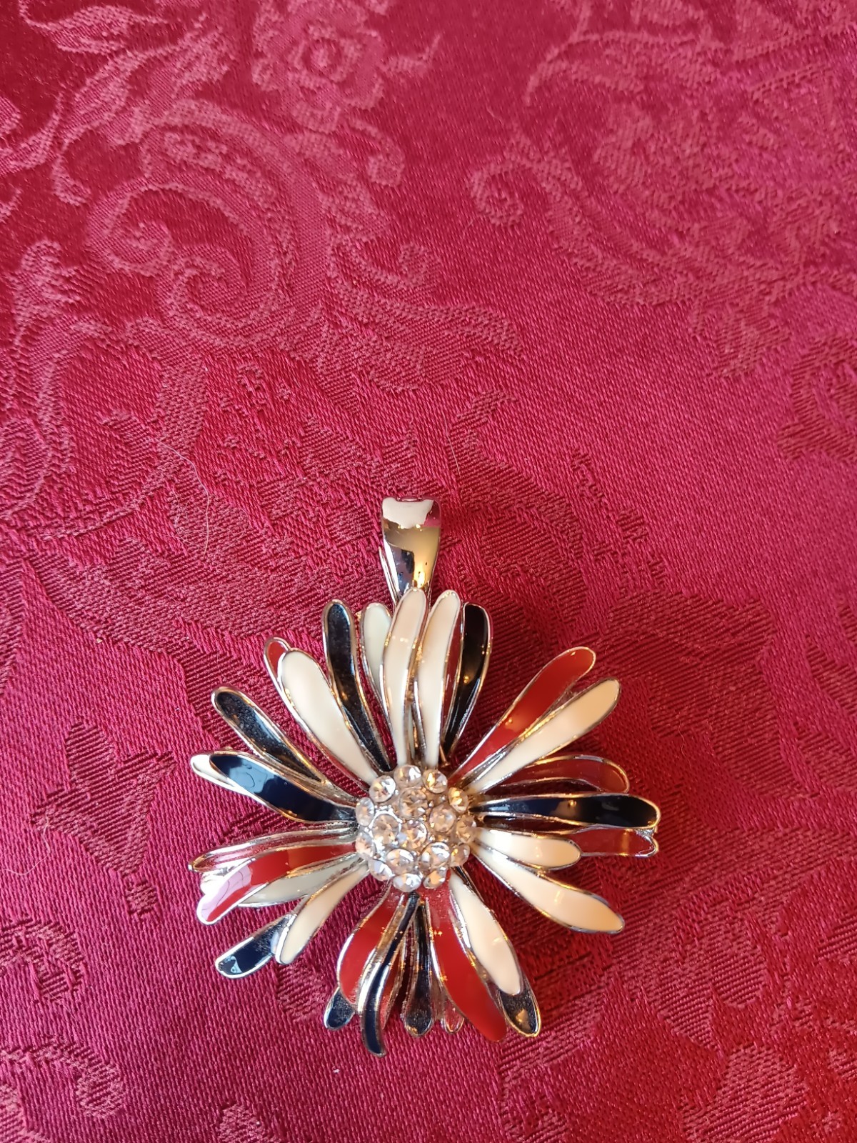 ROMAN RMN LG.WHITE RED BLACK ENAMEL FLOWER PENDANT NECKLACE Enhancer