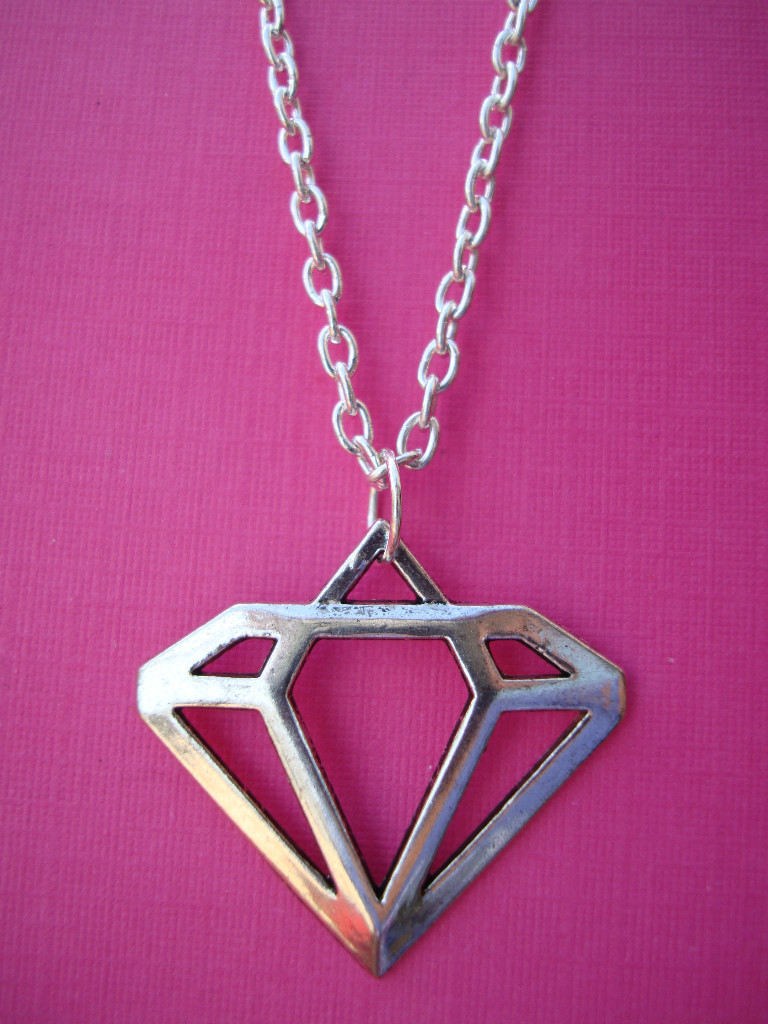 SILVER DIAMOND SHAPE NECKLACE CUTE KITSCH VINTAGE FUN COOL NOVELTY FANCY DRESS
