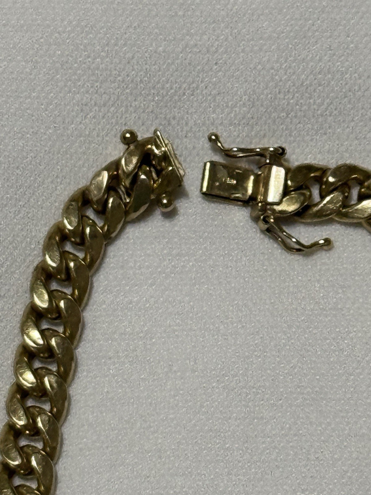 Gold Tone Metal Curb Link Chain Necklace 26 in 36.8 Gram7.5mm