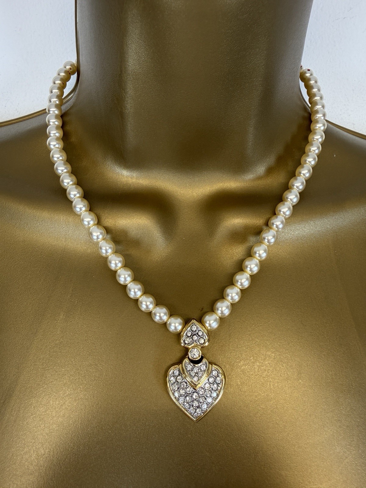 Modern Faux Pearl Necklace Gold Tone Rhinestone Heart Pendant Costume Choker