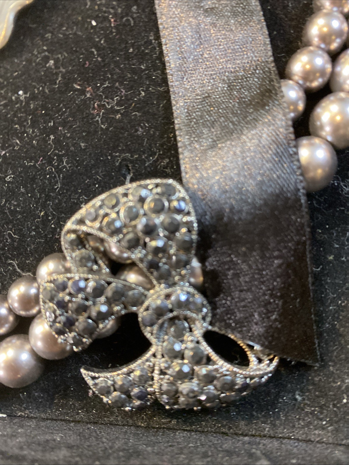Vtg 80s Women’s Imitation Faux Pearl Rhinestone Necklace Ribbon Brooch Gray