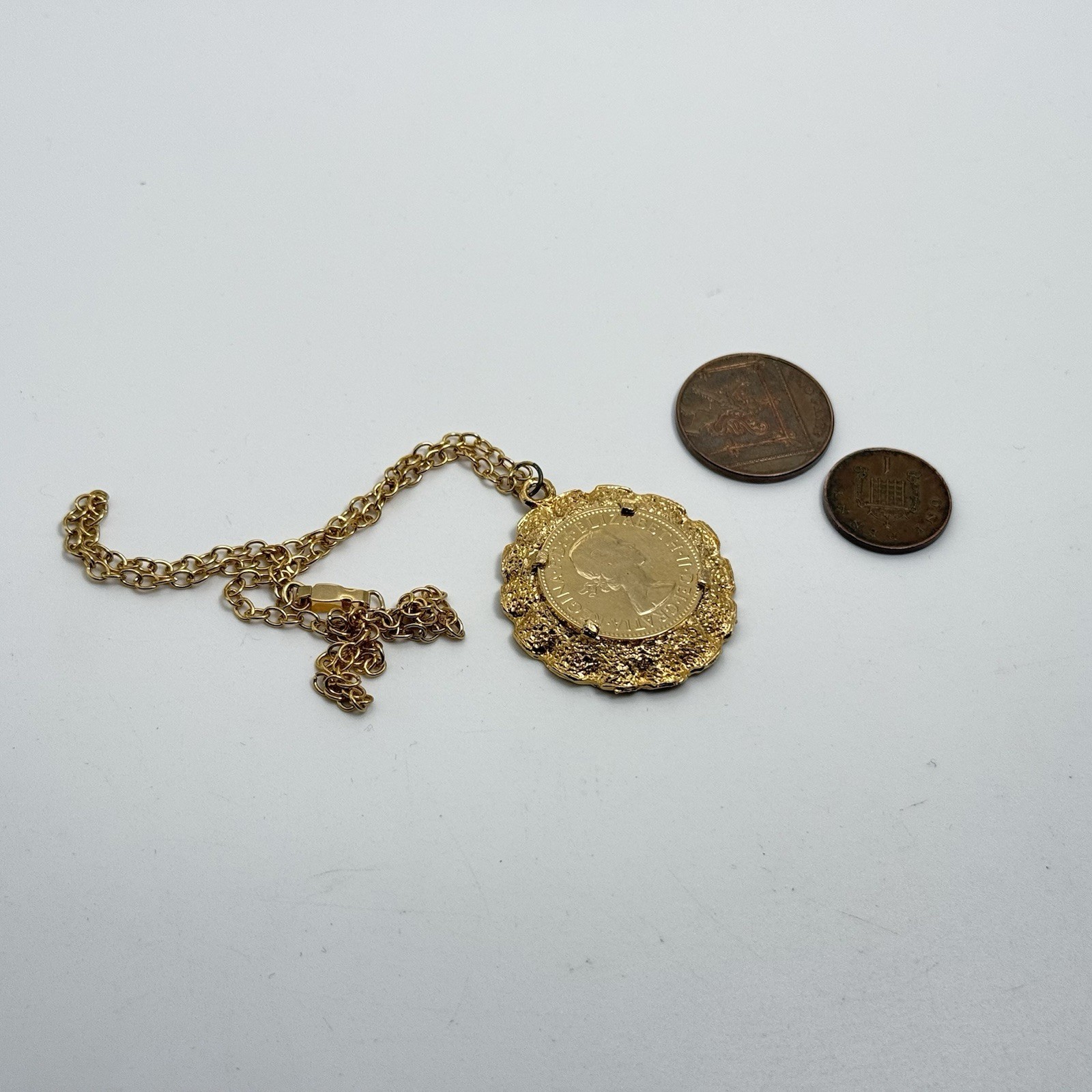 Necklace Vintage Queen Elizabeth II Coin Pendant Gold Tone Medallion Jewellery